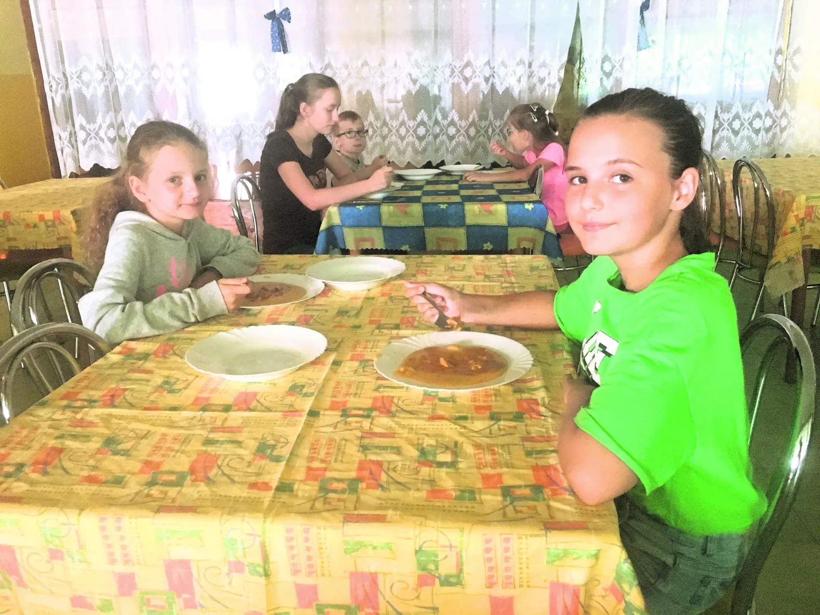 „Počet stravníkov stúpol o 120. „Vzhľadom k tomu, že máme veľké percento detí zo sociálne znevýhodneného prostredia, rozdiel medzi príspevkami od štátu a reálnymi nákladmi musíme vykrývať z obecného rozpočtu,“ povedal starosta obce Halič Alexander Udvardy.