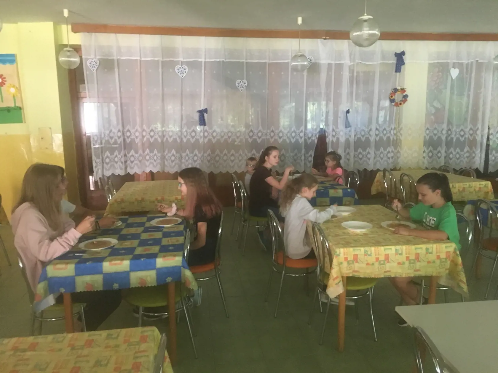 „Počet stravníkov stúpol o 120. „Vzhľadom k tomu, že máme veľké percento detí zo sociálne znevýhodneného prostredia, rozdiel medzi príspevkami od štátu a reálnymi nákladmi musíme vykrývať z obecného rozpočtu,“ povedal starosta obce Halič Alexander Udvardy.