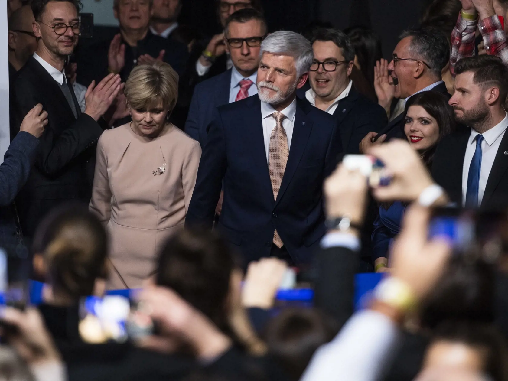 Na snímke kandidát na českého prezidenta, bývalý náčelník generálneho štábu Petr Pavel s manželkou Evou prichádza na tlačovú konferenciu  po ohlásení predbežných neoficiálnych výsledkov 2. kola českých prezidentských volieb vo svojom volebnom štábe v Prahe 28. januára 2023. FOTO TASR - Jaroslav Novák