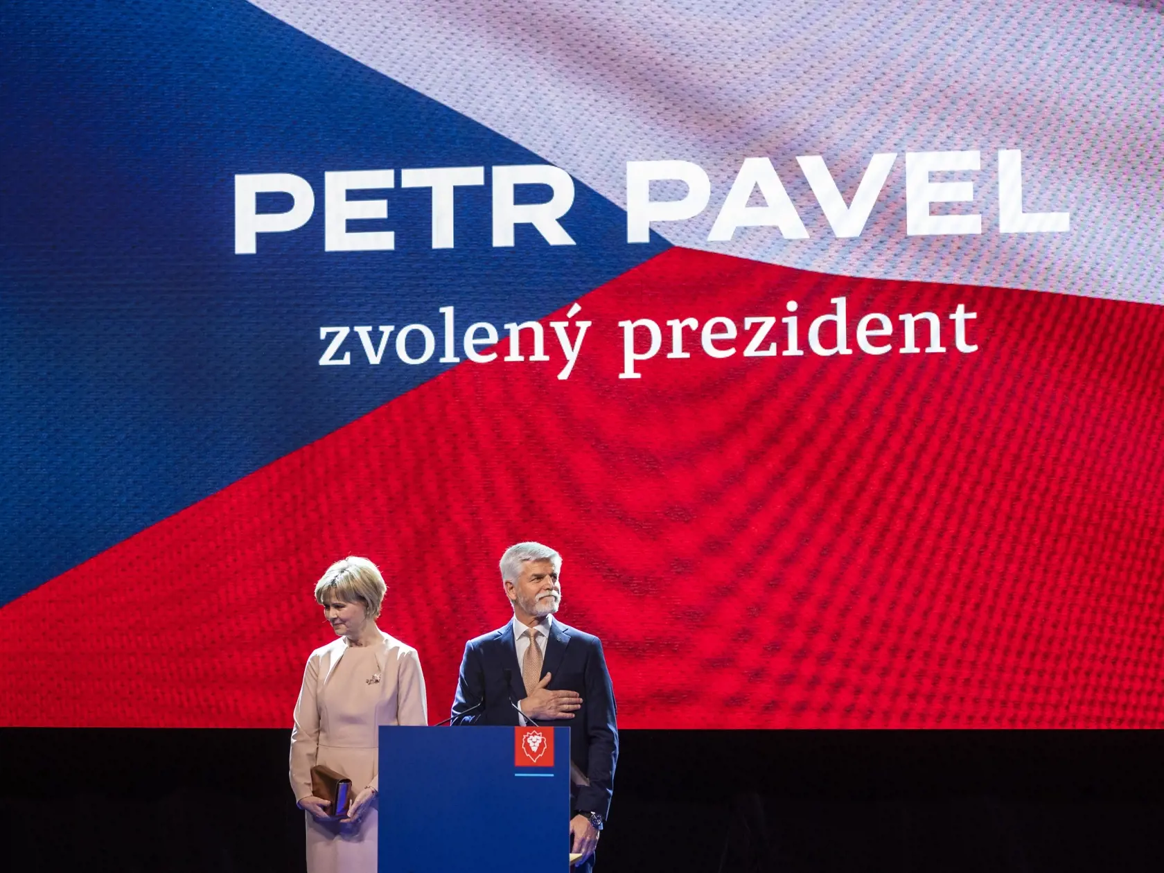 Na snímke kandidát na českého prezidenta, bývalý náčelník generálneho štábu Petr Pavel s manželkou Evou počas tlačovej konferencie po ohlásení predbežných neoficiálnych výsledkov 2. kola českých prezidentských volieb vo svojom volebnom štábe v Prahe 28. januára 2023. FOTO TASR - Jaroslav Novák