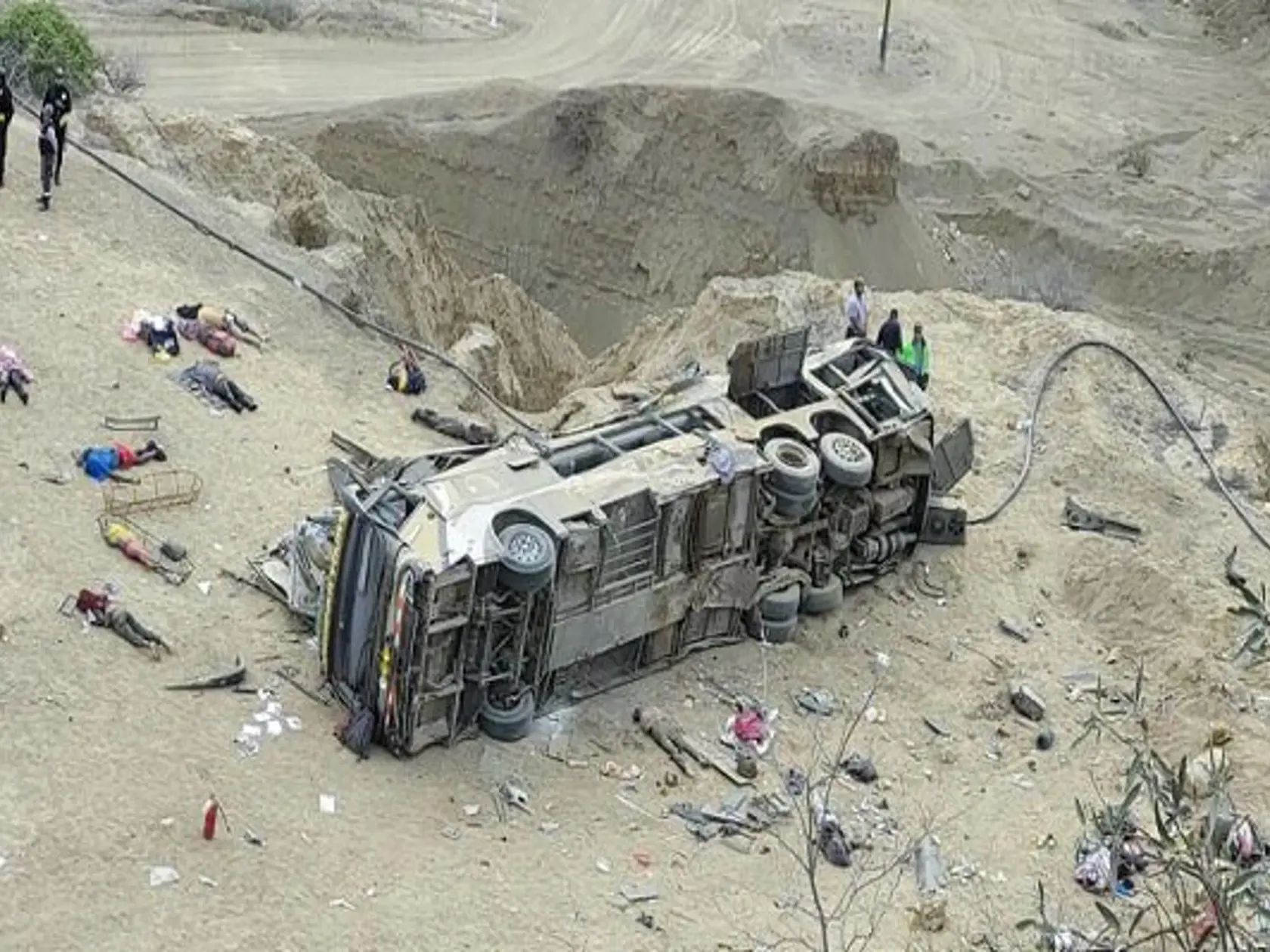 Peru: Pri páde autobusu z útesu zahynulo najmenej 24 ľudí