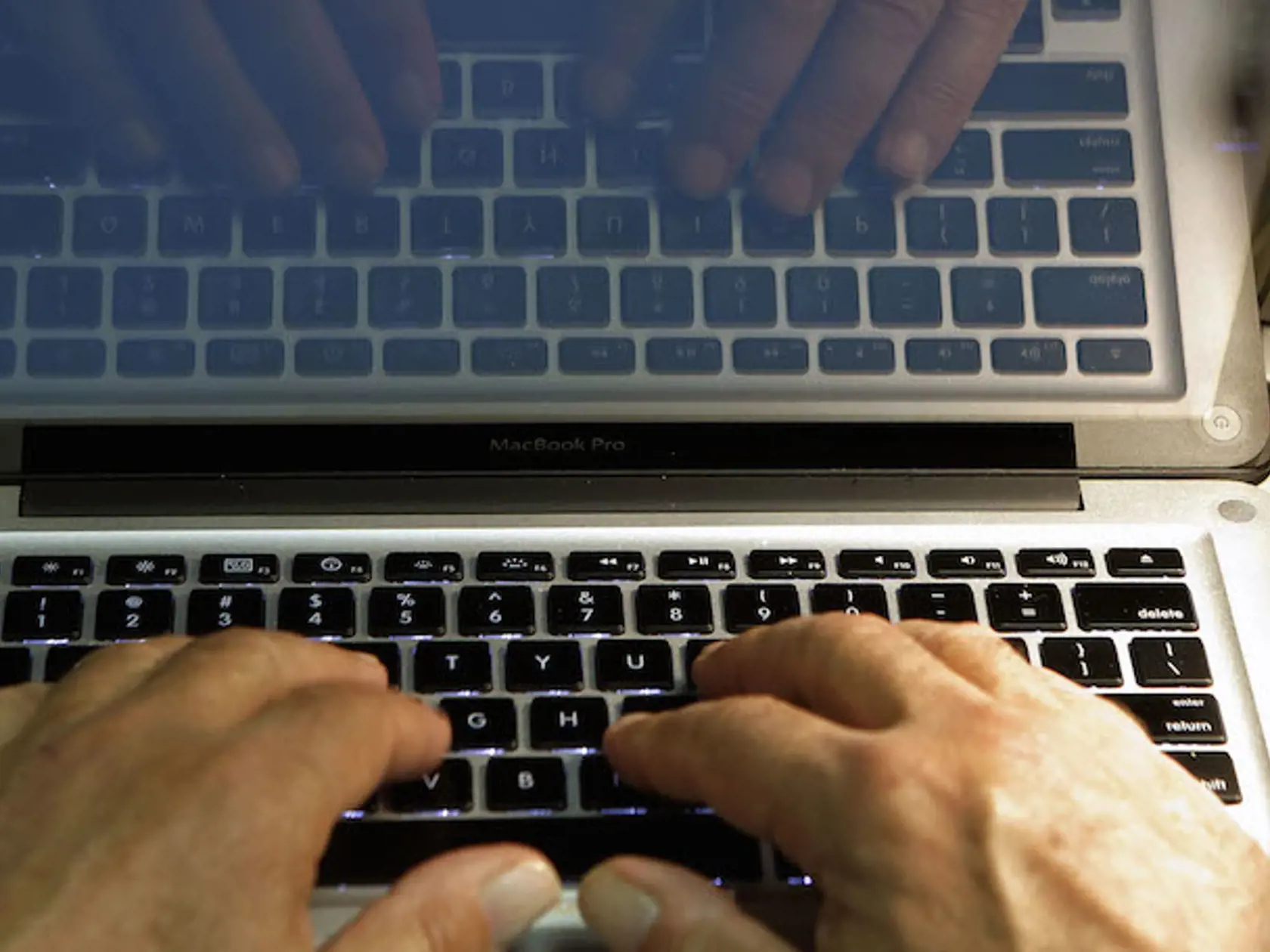 "V bežnej internetovej populácii si 43 percent ludí nezvykne menit heslo vôbec alebo len vtedy, ked ho zabudne. Problémom býva aj pohodlnosť ľudí, ktorí heslá recyklujú, teda používajú rovnaké heslo na viac účtov. V prípade, ak takéto heslo získa útočník, ohrozené sú viaceré účty či aplikácie, ktoré človek používa," vysvetlil Suchý.