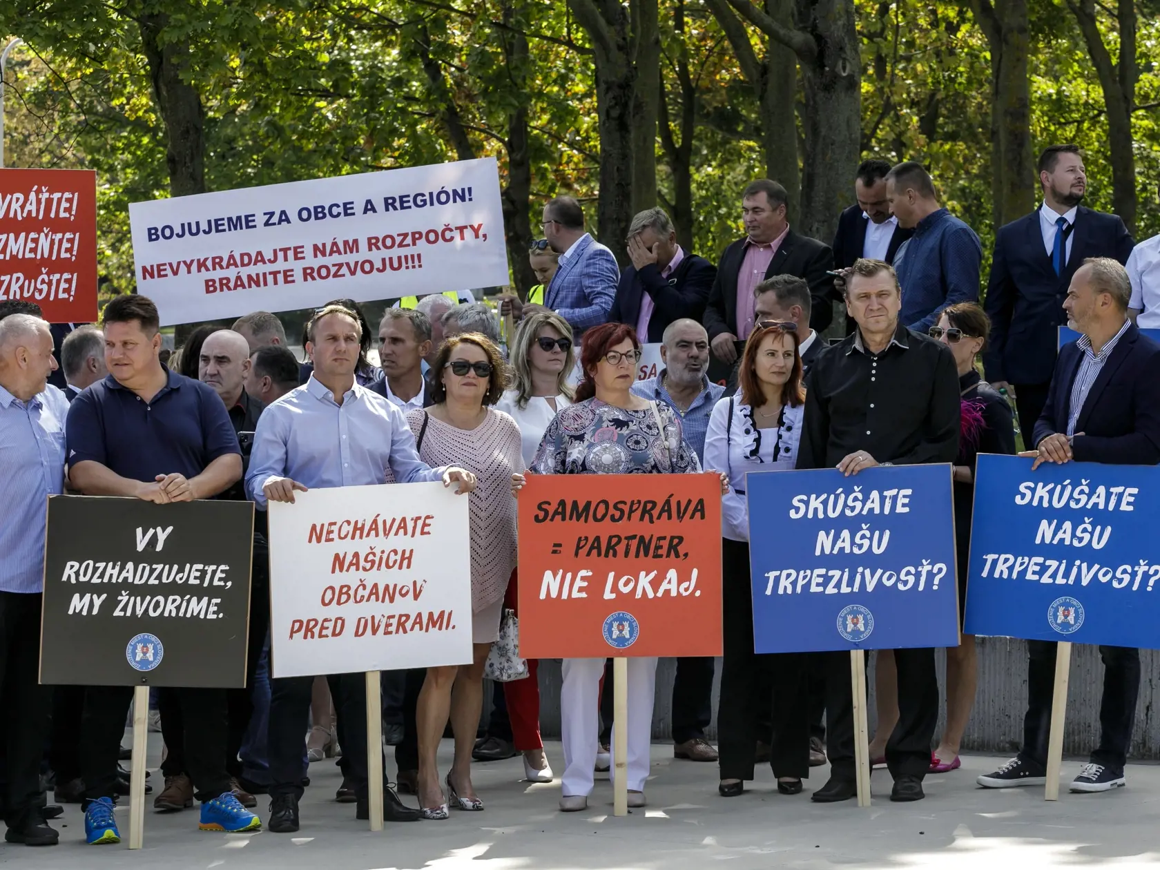 Takto protestovali zástupcovia miest a obcí pre Úradom vlády SR už vlani v septembri.  FOTO TASR - Dano Veselský