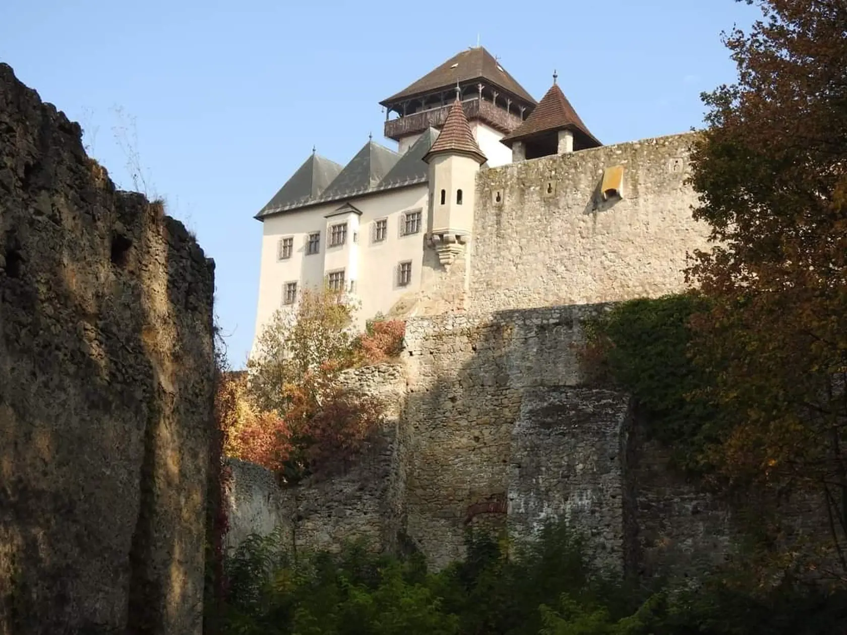 Trenčiansky hrad z lesoparku. Trenčín bude Európskym mestom kultúry, preto nemôže na niektorých projektoch šetriť.