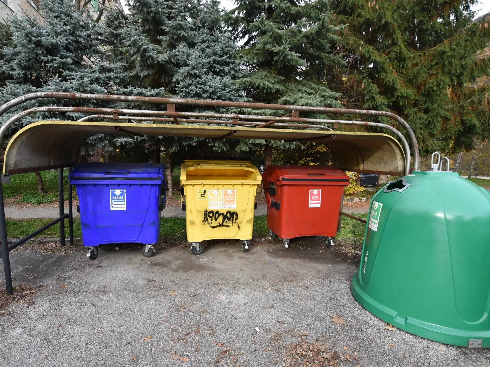 Kontajnety v Banskej Bystrici vystriedajú podzemné a polopodzemné kontajnery na odpad. Cenu za komunálny odpad zvyšujú mestá a obce naprieč celým Slovenskom.   FOTO TASR – Lukáš Mužla