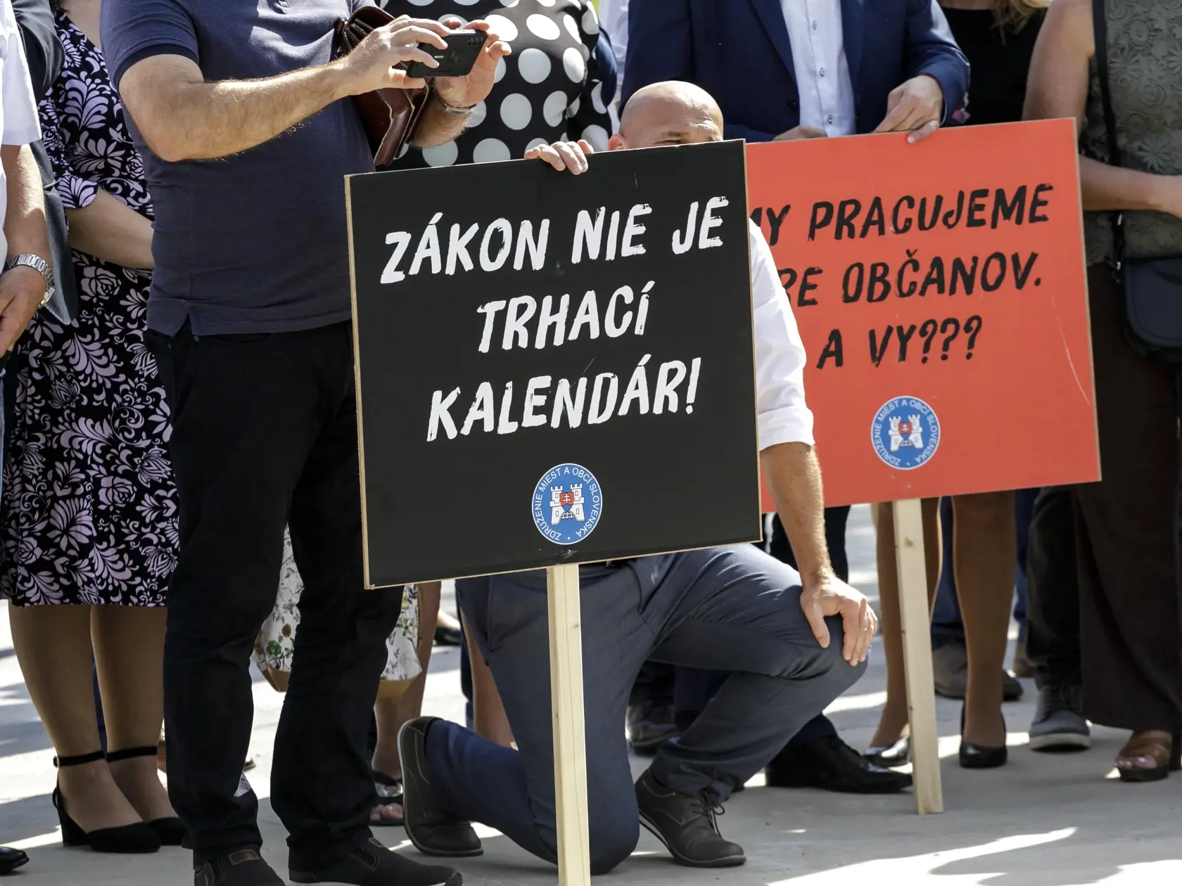 Protest Združenia miest a obcí Slovenska pred Úradom vlády SR vlani na jeseň.