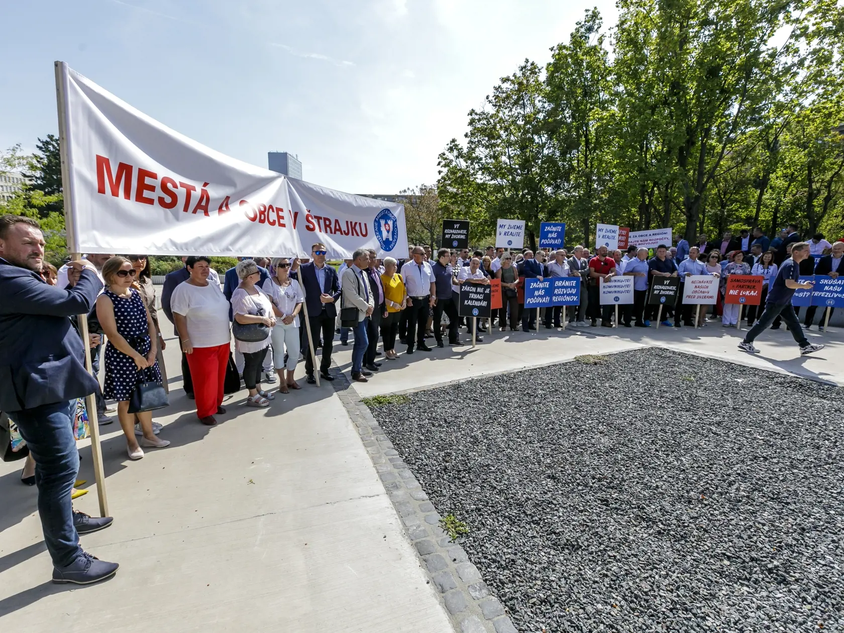 Protest Združenia miest a obcí Slovenska pred Úradom vlády SR.