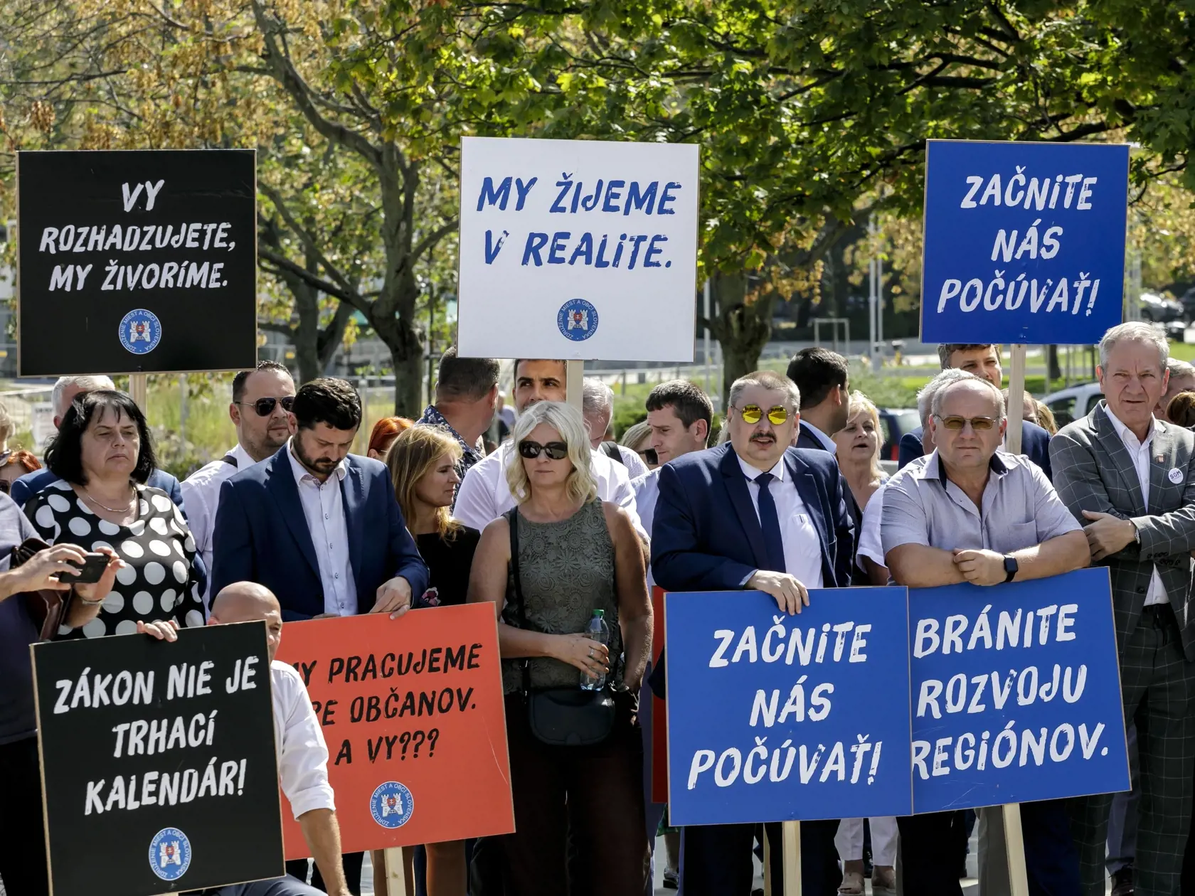 Na čo obce a mestá upozorňovali, stáva sa skutočnosťou. Zdvíhajú sa miestne dane a poplatky, napriek tomu v rozpočtoch chýbajú mestám a obciam milióny eur.