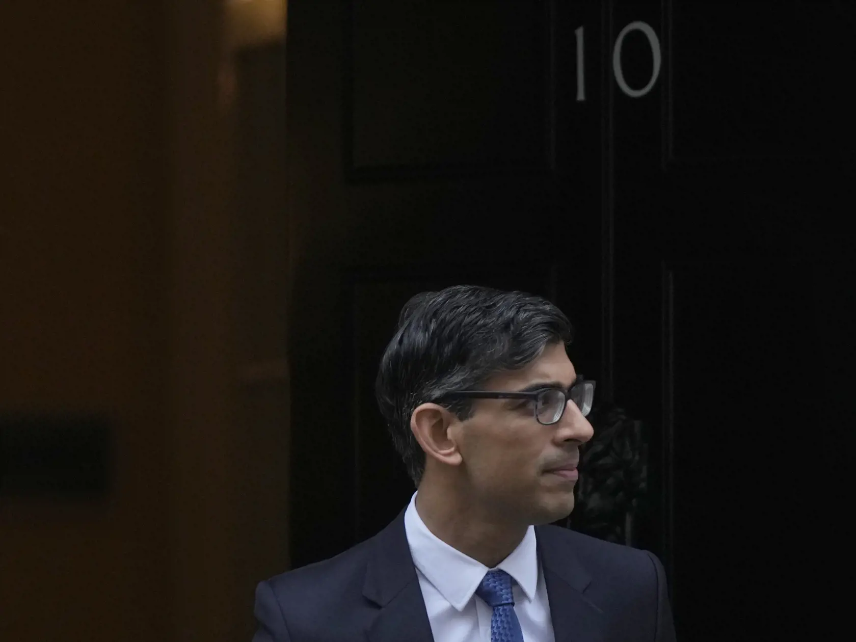 WA 40 Londýn - Britský premiér Rishi Sunak odchádza zo svojho úradu na Downing Street 10 v Londýne v stredu 25. januára 2023. Sunak ocenil v stredu "správne rozhodnutie" Nemecka povoliť dodávku tankov Leopard 2 Ukrajine. Hovorca nemeckej vlády Steffen Hebestreit v stredu potvrdil, že Berlín dodá Ukrajine 14 tankov Leopard 2 vo verzii 2A6 zo zásob Bundeswehru. Povolí tiež ostatným krajinám vrátane Poľska, aby tanky Leopard 2 nemeckej výroby dodali Kyjevu. Cieľom Berlína a jeho spojencov je dodať 