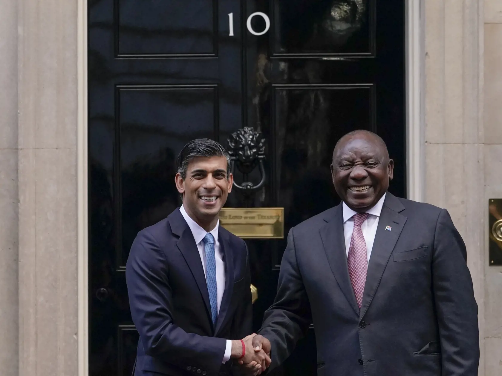 PK 2 Londýn - Na snímke zľava britský premiér Rishi Sunak a juhoafrický prezident Cyril Ramaphosa pózujú počas stretnutia v sídle britského premiéra na Downing Street 10 vrámci štátnej návštevy juhoafrického prezidenta v Londýne 23. novembra 2022. FOTO TASR/AP

Britain's Prime Minister Rishi Sunak, left, meets South Africa's President Cyril Ramaphosa at 10 Downing Street, in London, Wednesday, Nov. 23, 2022. South Africa's President Cyril Ramaphosa accepted the invitation by Britain's King Charl