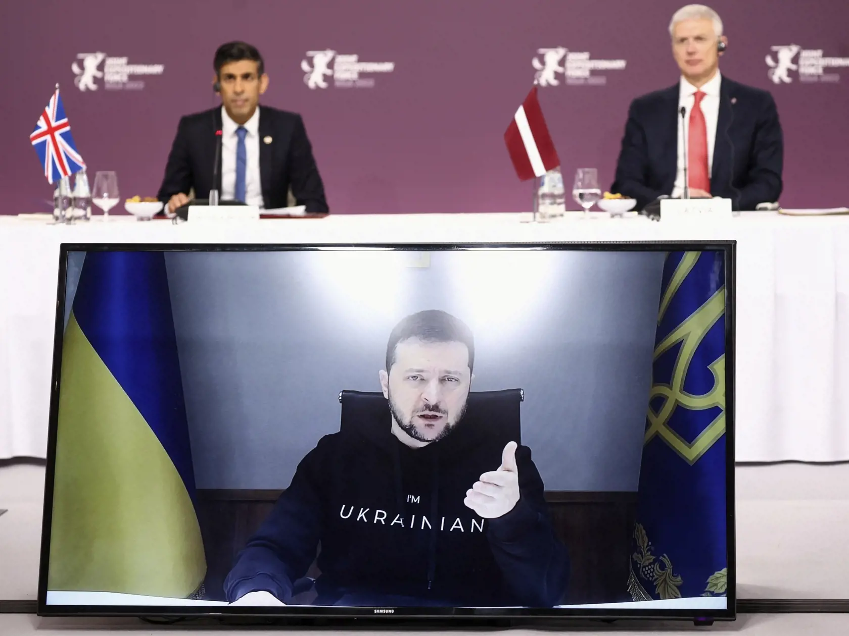 KK32 Riga - Ukrajinský prezident Volodymyr Zelenskyj sa prihovára cez videohovor, v pozadí vľavo britský premiér Rishi Sunak a lotyšský premiér Krišjánis Karinš na stretnutí lídrov krajín združených v Spoločných expedičných silách (JEF) 19. decembra 2022 v Rige. FOTO TASR/AP

Ukrainian President Volodymyr Zelenskyy speaks via video link as Latvian Prime Minister Krisjanis Karins and British Prime Minister Rishi Sunak listen, during the Joint Expeditionary Force (JEF) meeting in Riga, Latvia, Mon