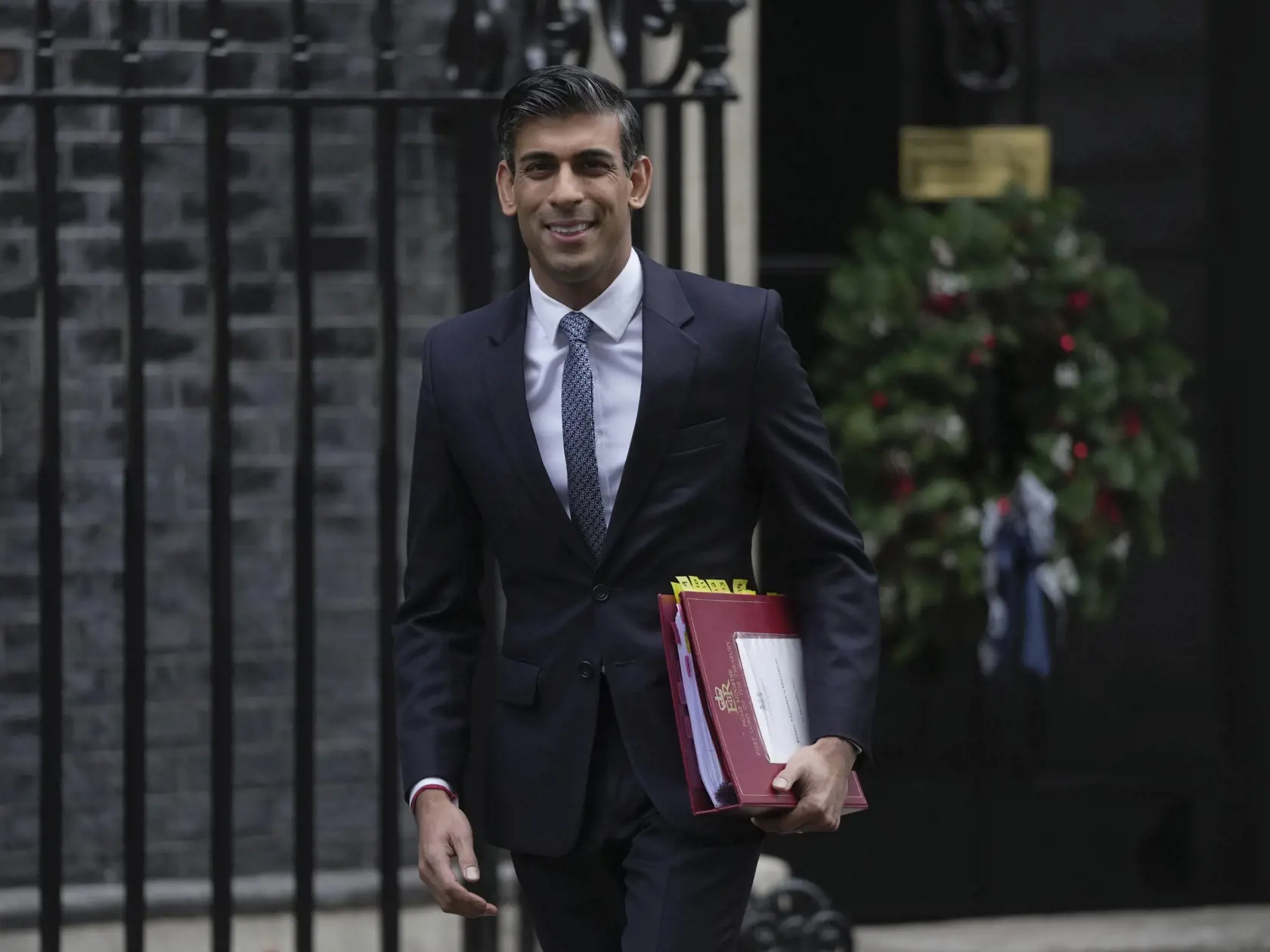 KK36 Londýn - Britský premiér Rishi Sunak odchádza z Downing Street 10 na zasadnutie parlamentu 14. decembra  2022 v Londýne. Britský premiér Rishi Sunak si nechal vypracovať analýzu vývoja vojny na Ukrajine a tiež vplyvu britskej vojenskej pomoci na jej priebeh. FOTO TASR/AP

Britain's Prime Minister Rishi Sunak departs 10 Downing Street to go to the House of Commons for the weekly Prime Minister's Questions in London, Wednesday, Dec. 14, 2022. (AP Photo/Kin Cheung)
