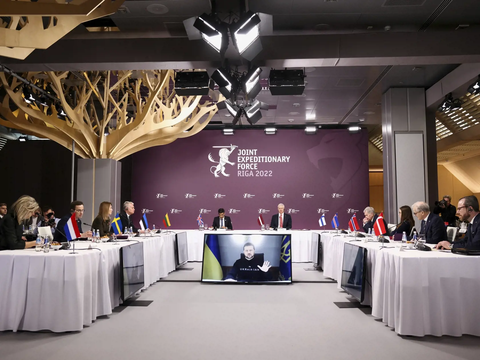 KK31 Riga - Ukrajinský prezident Volodymyr Zelenskyj sa prihovára cez videohovor, uprostred v pozadí britský premiér Rishi Sunak a lotyšský premiér Krišjánis Karinš na stretnutí lídrov krajín združených v Spoločných expedičných silách (JEF) 19. decembra 2022 v Rige. FOTO TASR/AP
Ukrainian President Volodymyr Zelenskyy speaks via video link as Latvian Prime Minister Krisjanis Karins, British Prime Minister Rishi Sunak and other leaders listen, during the Joint Expeditionary Force (JEF) meeting in