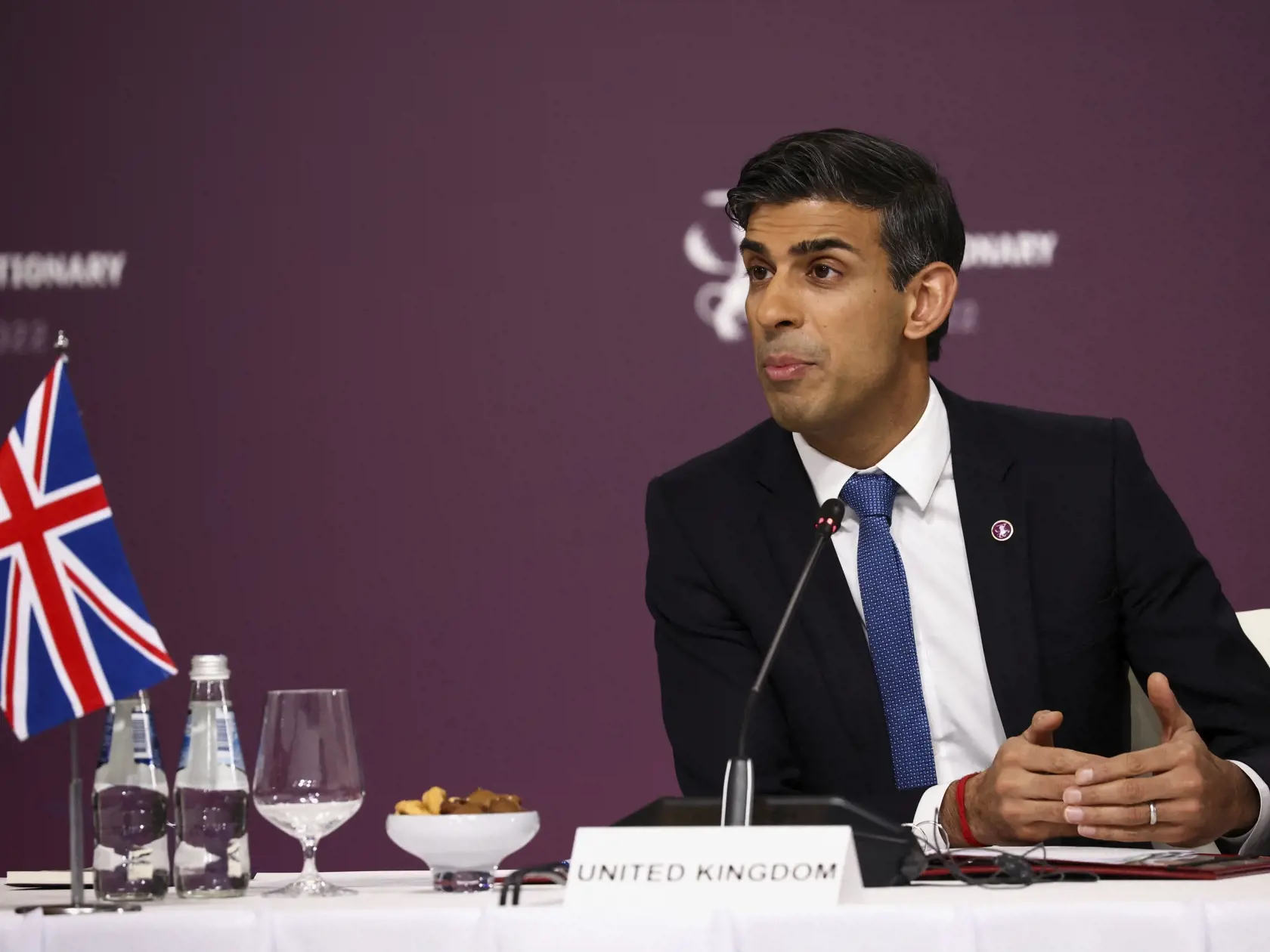 KK34 Riga - Britský premiér Rishi Sunak hovorí na stretnutí lídrov krajín združených v Spoločných expedičných silách (JEF) 19. decembra 2022 v Rige. FOTO TASR/AP

Ukrainian President Volodymyr Zelenskyy speaks via video link as Latvian Prime Minister Krisjanis Karins and British Prime Minister Rishi Sunak listen, during the Joint Expeditionary Force (JEF) meeting in Riga, Latvia, Monday, Dec. 19, 2022. (Henry Nicholls/Pool Photo via AP)