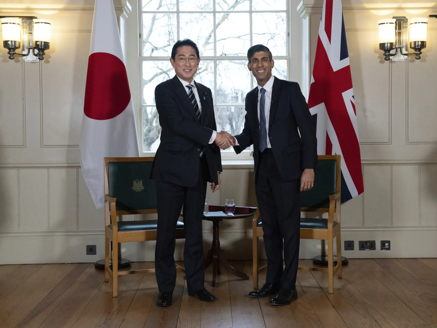 KK21 Londýn - Britský premiér Riši Sunak (vpravo) a  japonský premiér Fumio Kišida si podávajú ruky počas bilaterálneho stretnutia 11. januára 2023 v Londýne. FOTO TASR/AP
Britain's Prime Minister Rishi Sunak, right, shakes hands with Japan's Prime Minister Fumio Kishide at the start of a bilateral meeting at the Tower of London, Wednesday, Jan. 11, 2023. The leaders of Britain and Japan are signing a defense agreement on Wednesday that could see troops deployed to each othersâ€™ countries. (Car