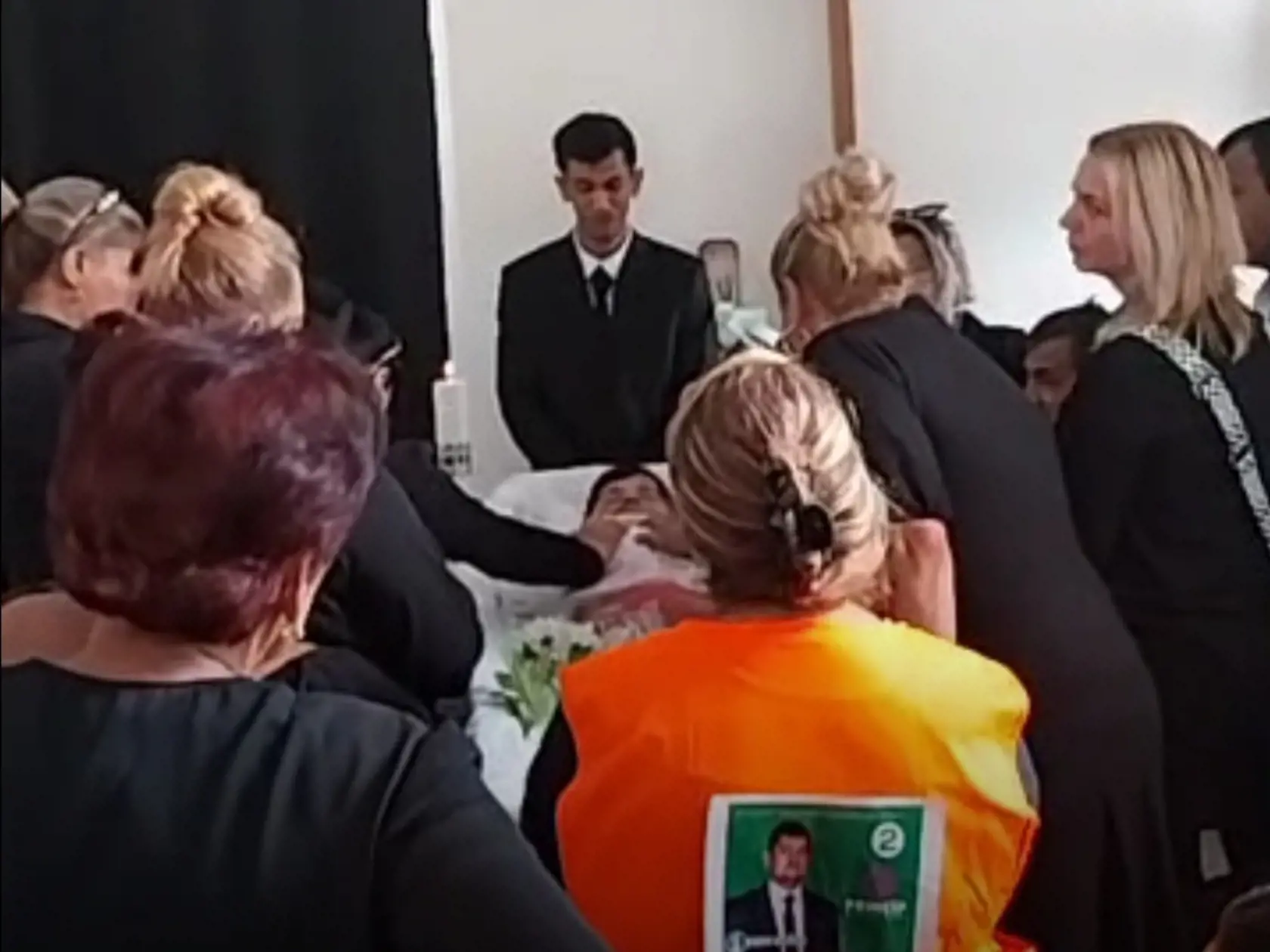 Telo starostu vystavili v otvorenej rakve.