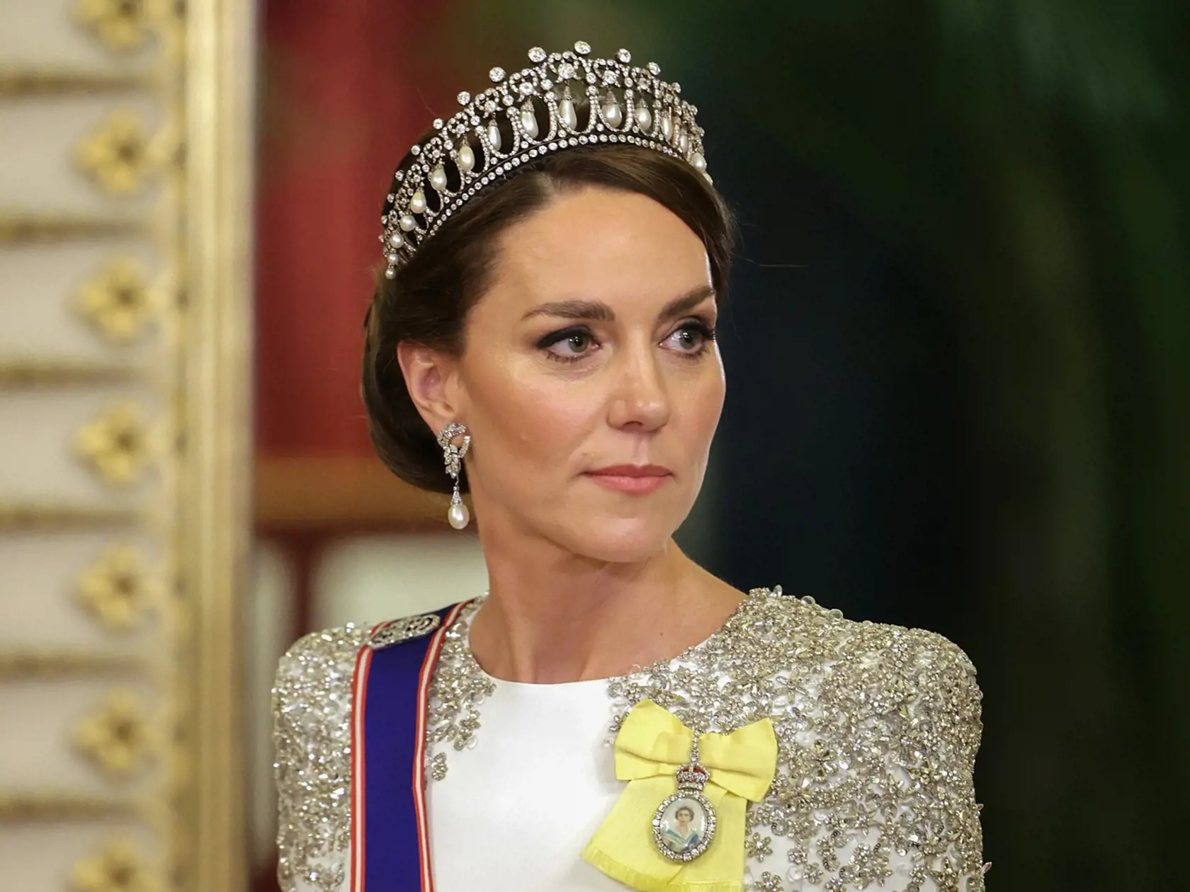 Princezná Kate počas banketu v novembri 2022. Jej vtedajší outfit a vizuál poslúžil ako predloha pre kontroverzný portrét.