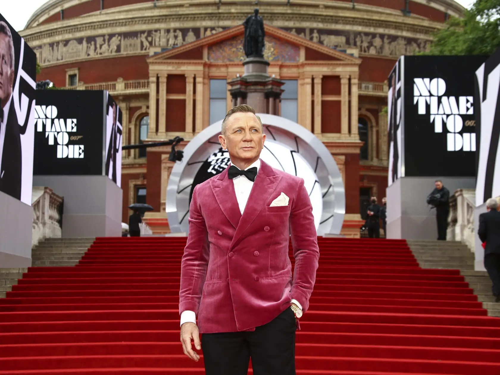 JB 41 Londýn - Herec Daniel Craig pózuje fotografom počas jeho príchodu na svetovú premiéru novej bondovky Nie je čas zomrieť (No Time To Die) v londýnskej Royal Albert Hall, v Londýne 28. septembra 2021. Premiéru 25. filmu o fiktívnom britskom špiónovi Jamesovi Bondovi viackrát odložili z dôvodu pandémie nového koronavírusu. FOTO TASR/AP 

Daniel Craig poses for photographers upon arrival for the World premiere of the new film from the James Bond franchise 'No Time To Die', in London Tuesday, S