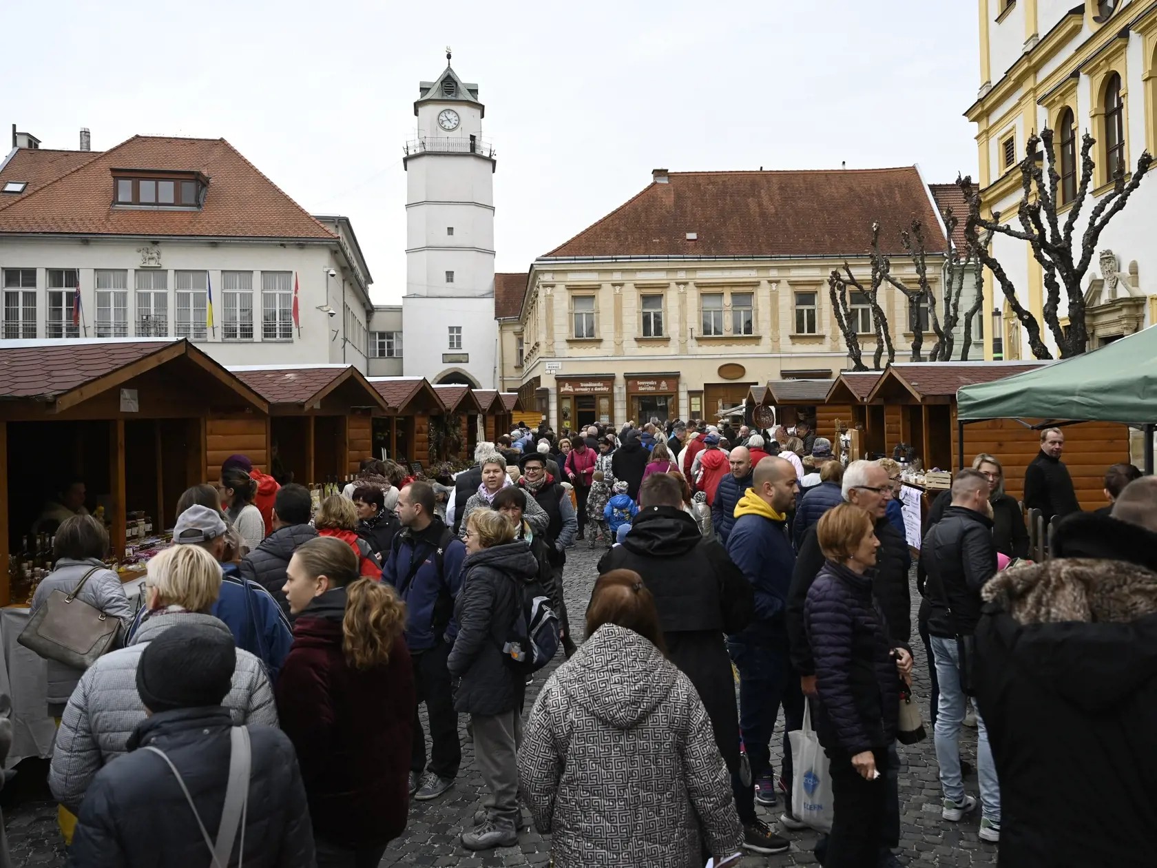 Trenčín
daň za byt – 0,50 eura za 1m2
za byt s rozlohou 60m2: 30 eur za rok
daň za psa: 30 eur
poplatok za odpad: 37,37 eur