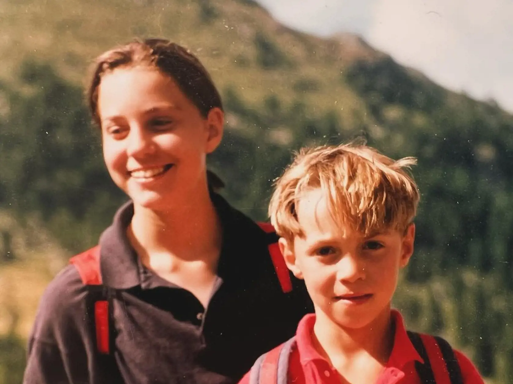 „Za všetky tie roky sme spolu zdolali mnoho kopcov. Ako rodina spoločne zdoláme aj tento!“ vyjadril slová podpory svojej sestre. Pod fotkou sa okamžite začali objavovať tisíce podporných komentárov a státisíce lajkov s jediným prianím, prianím skorého uzdravenia...