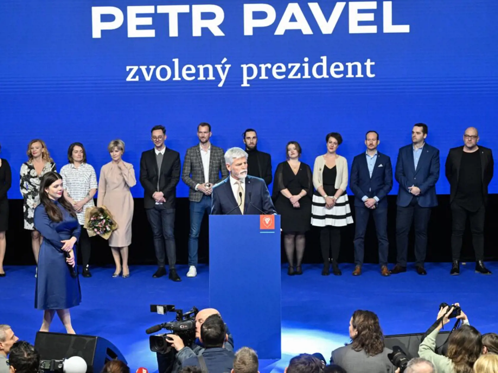 Petr Pavel, zvolený prezident, manželka Eva Pavlová a volebnýštáb Petra Pavla. V popredí aj Markéta Řeháková, ktorá podľa niektorých skazila slávnostné momenty.