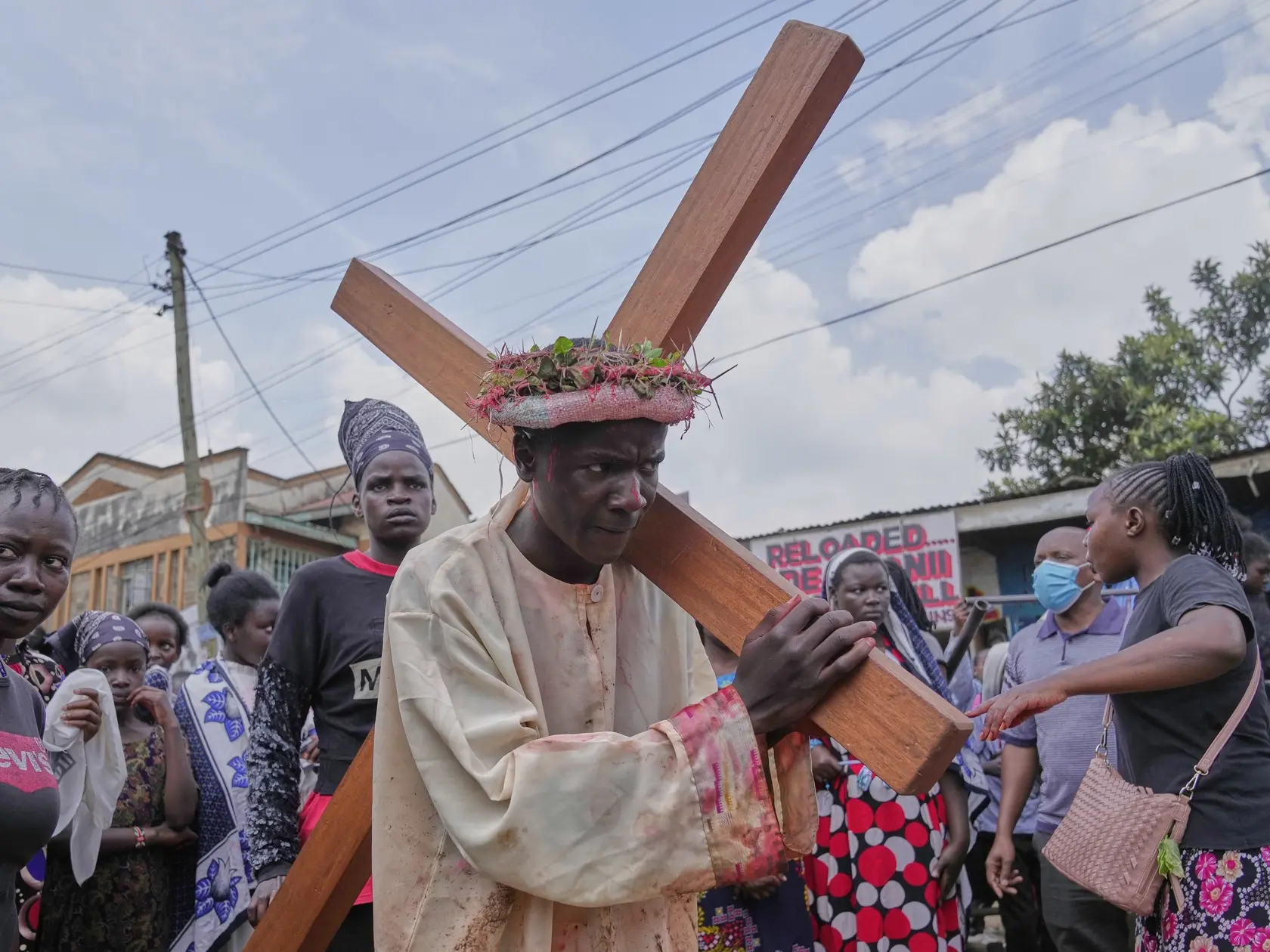 AZ37 Nairobi - Herec predstavujúci Ježiša Krista nesie kríž počas rekonštrukcie krížovej cesty počas osláv Veľkonočného týždňa v meste Nairobi v Keni v piatok 18. apríla 2025. FOTO TASR/AP 

An actor portraying Jesus Christ carries a cross during a Way of the Cross reenactment during Easter Holy Week celebrations in the Kibera area of Nairobi, Kenya, Friday, April 18, 2025. (AP Photo/Brian Inganga)