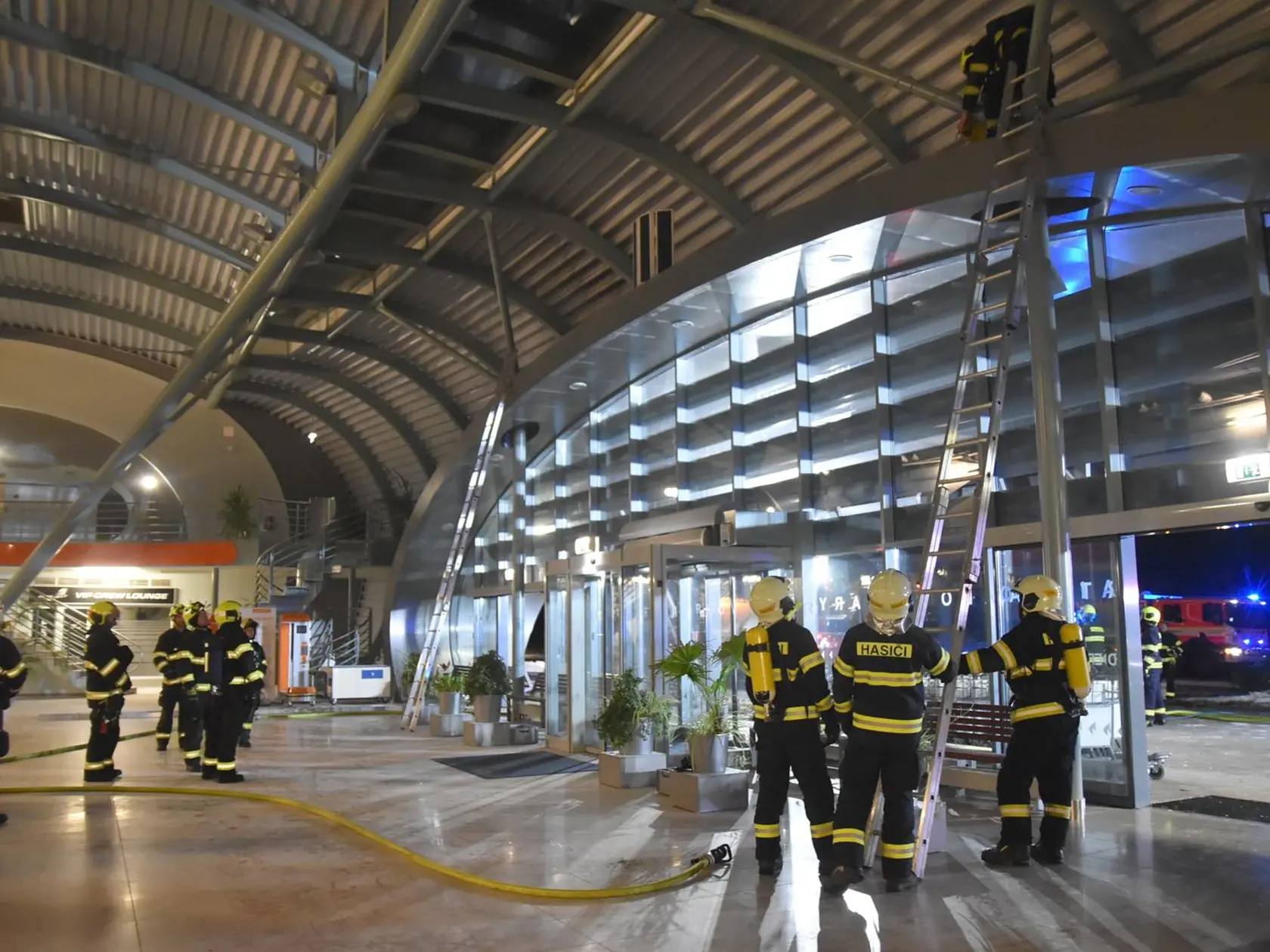 Hasiči zasahovali pri požiari na karlovarskom letisku; zranených nehlásili