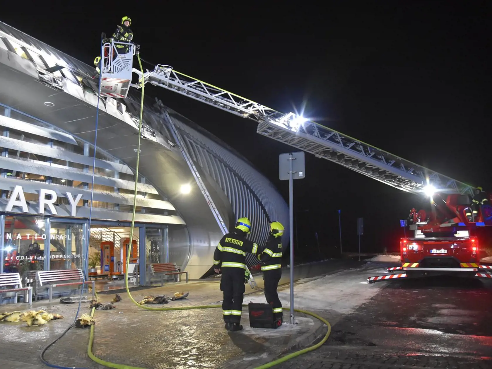 Hasiči zasahovali pri požiari na karlovarskom letisku; zranených nehlásili