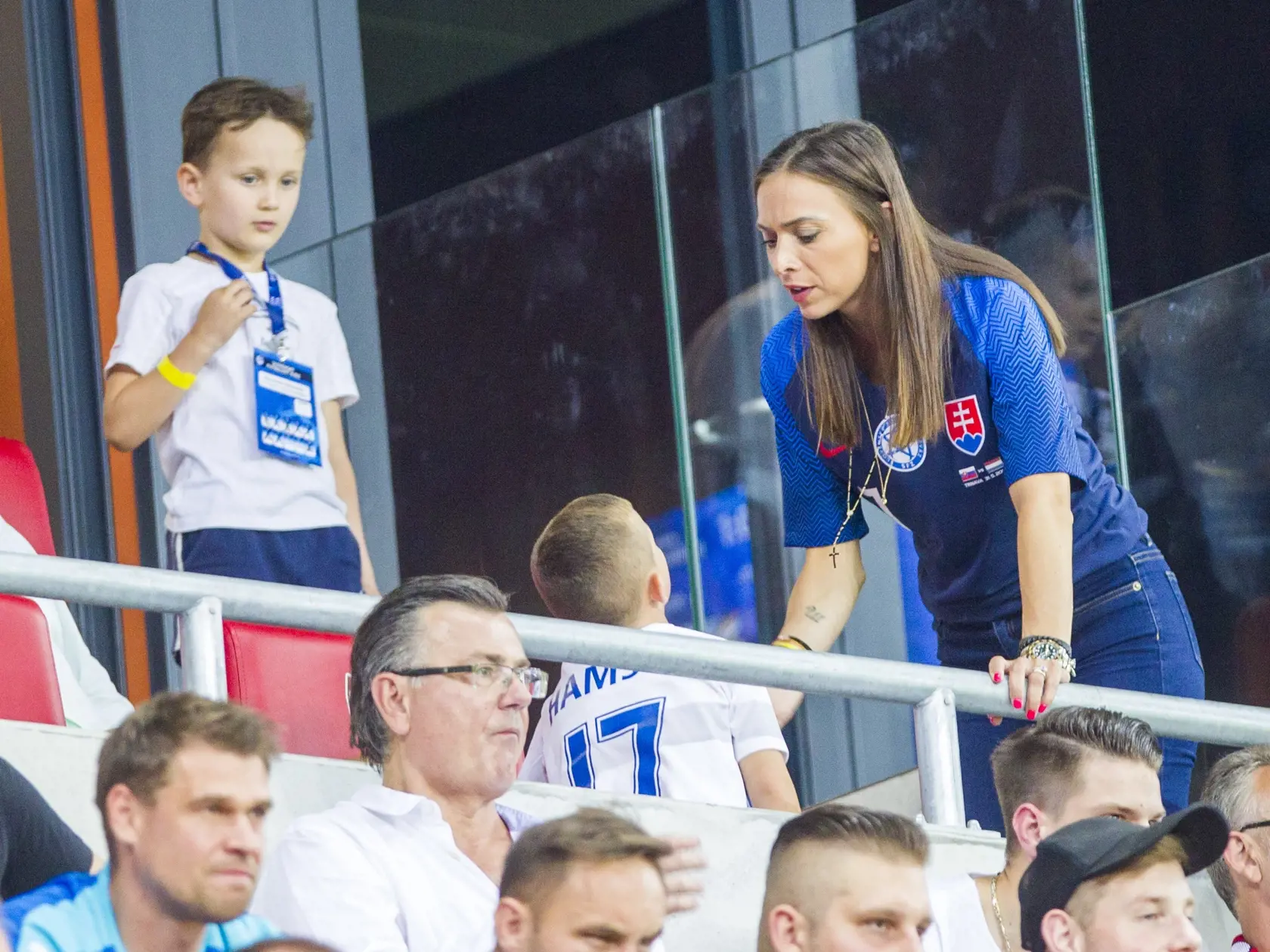 Keď to bolo možné, Martina prišla podporiť svojho manžela na futbalové zápasy. Samozrejme, v drese Slovenska.