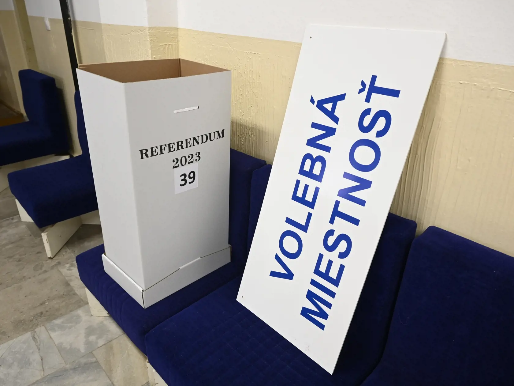 Na snímke príprava miestnosti pre nadchádzajúce referendum, ktoré sa bude konať v sobotu 21. januára 2023 v kultúrnom stredisku v Kubrici v miestnej časti mesta Trenčín 19. januára 2023. FOTO TASR - Radovan Stoklasa