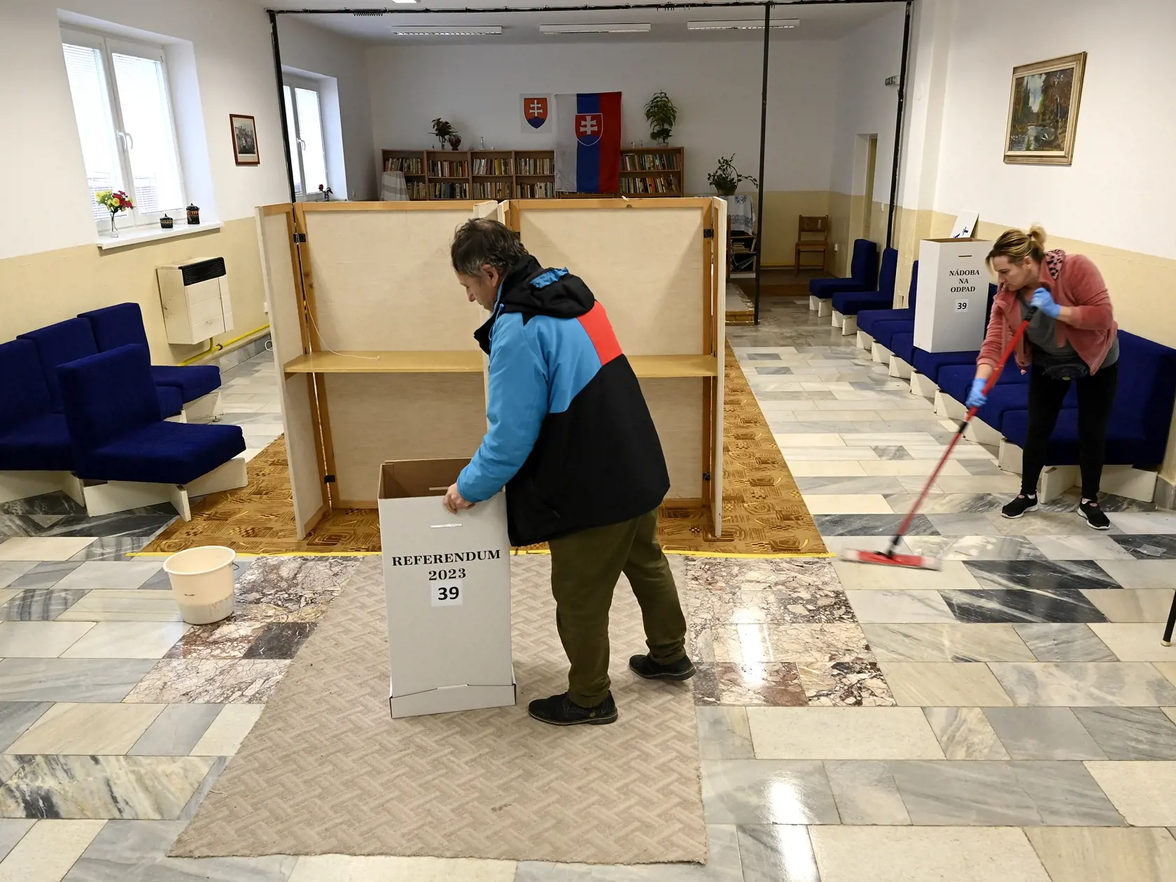 Na snímke príprava miestnosti pre nadchádzajúce referendum, ktoré sa bude konať v sobotu 21. januára 2023 v kultúrnom stredisku v Kubrici v miestnej časti mesta Trenčín 19. januára 2023. FOTO TASR - Radovan Stoklasa