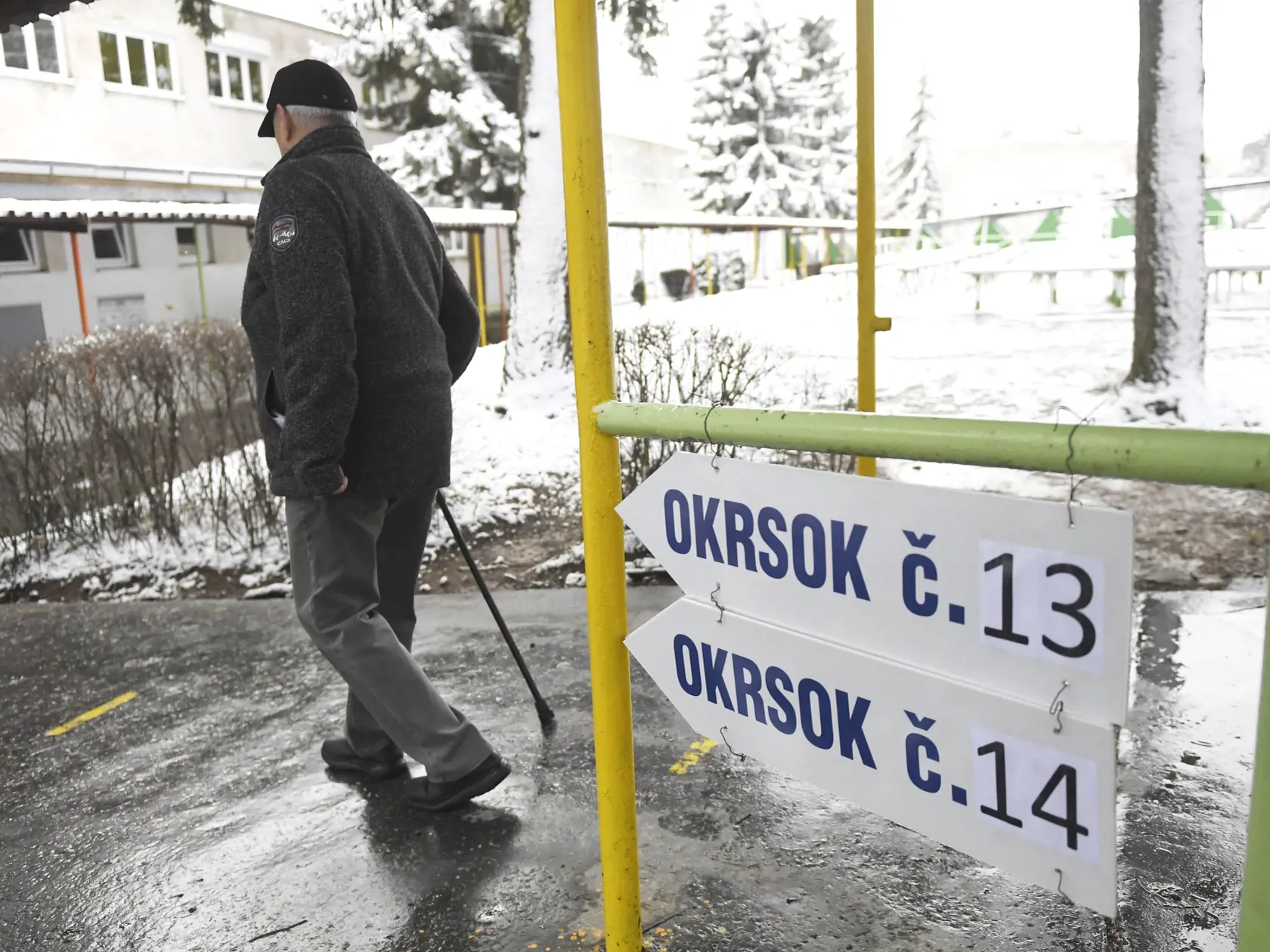 V poradí deviate referendum v histórii Slovenska, ktoré vyhlásila prezidentka SR Zuzana Čaputová s otázkou "Súhlasíte s tým, že predčasné skončenie volebného obdobia Národnej rady Slovenskej republiky je možné uskutočniť referendom alebo uznesením NR SR, a to zmenou Ústavy SR ?" sa v sobotu 21. januára 2023 začalo o 7.00 hodine. Občania môžu hlasovať vo svojom volebnom okrsku alebo v ktoromkoľvek na základe hlasovacieho preukazu do 22.00 h. Referendum bude platné, ak sa ho zúčastní nadpolovičná 