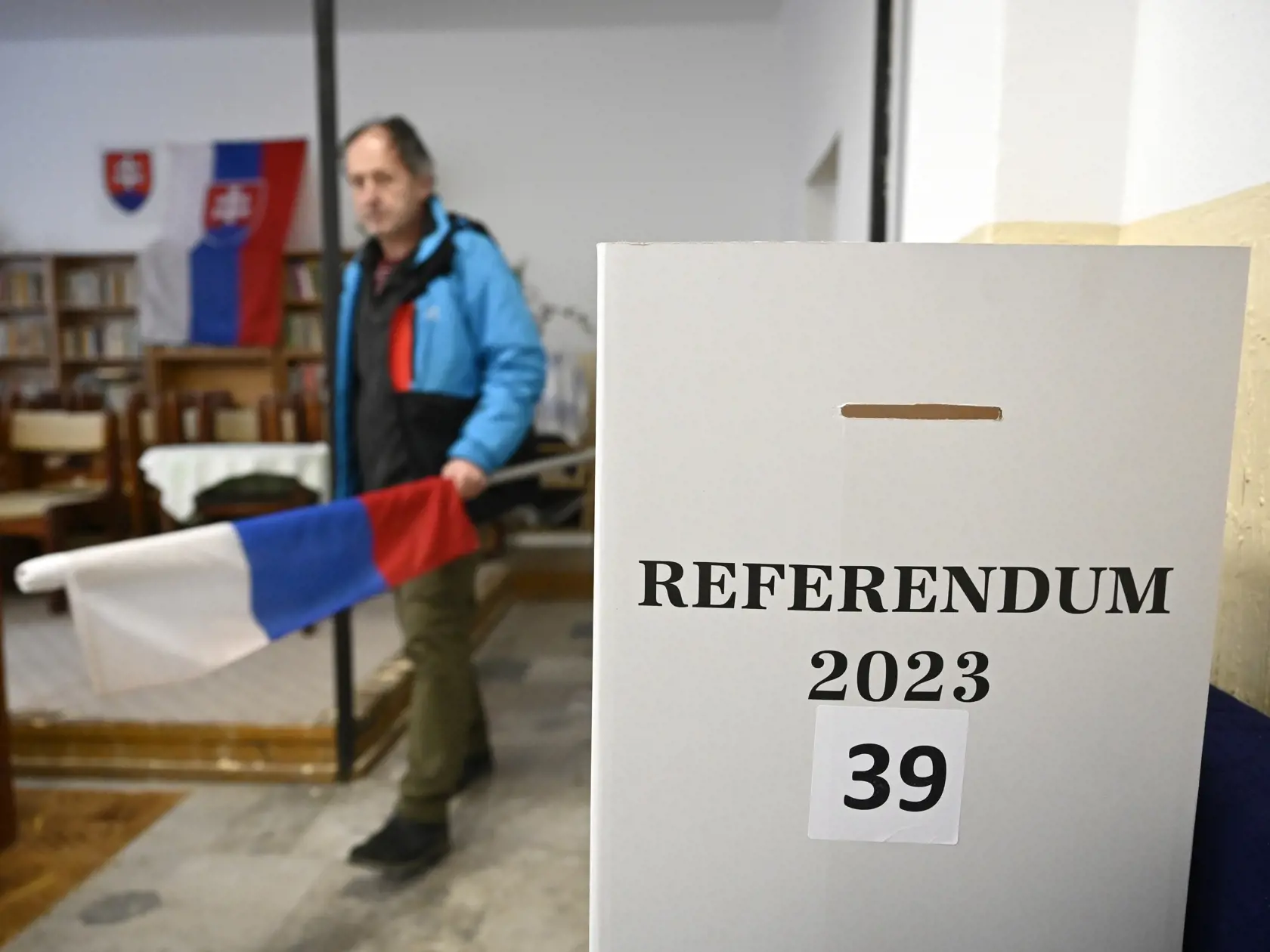 Na snímke príprava miestnosti pre nadchádzajúce referendum, ktoré sa bude konať v sobotu 21. januára 2023 v kultúrnom stredisku v Kubrici v miestnej časti mesta Trenčín 19. januára 2023. FOTO TASR - Radovan Stoklasa