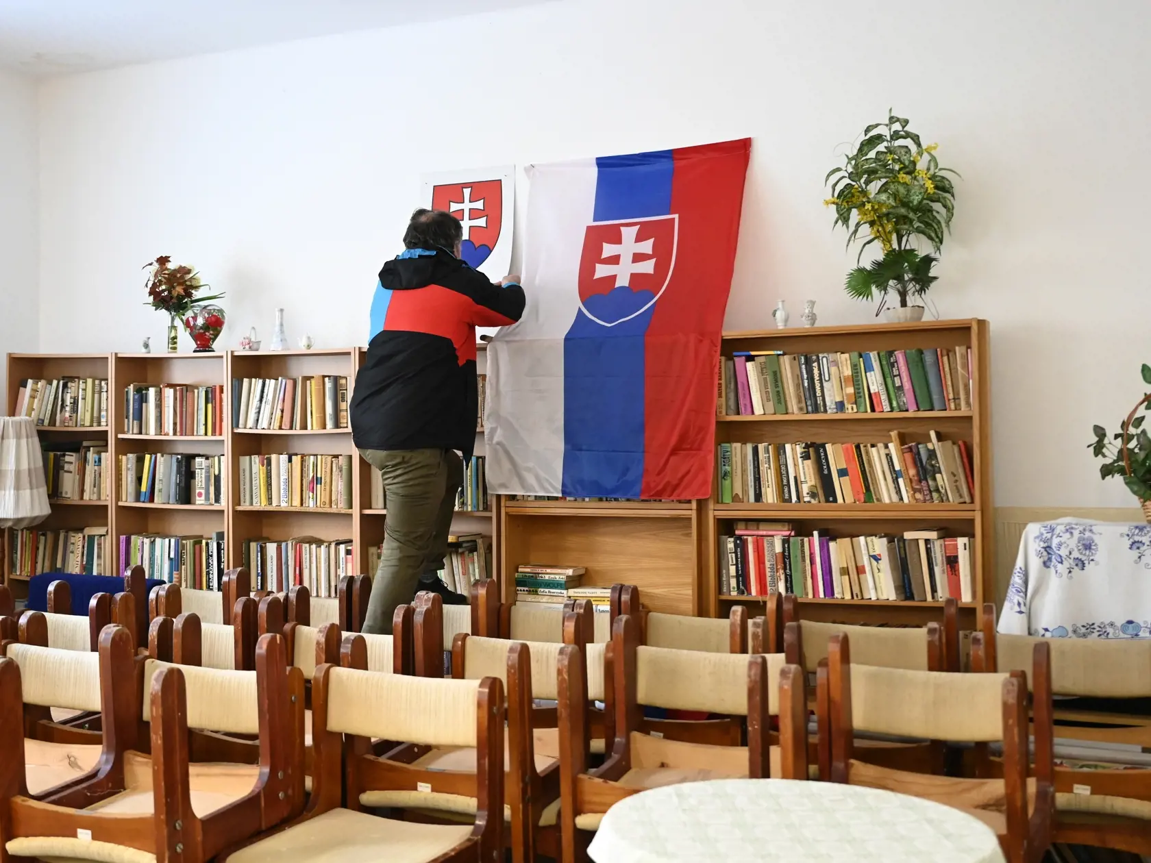 Na snímke príprava miestnosti pre nadchádzajúce referendum, ktoré sa bude konať v sobotu 21. januára 2023 v kultúrnom stredisku v Kubrici v miestnej časti mesta Trenčín 19. januára 2023. FOTO TASR - Radovan Stoklasa