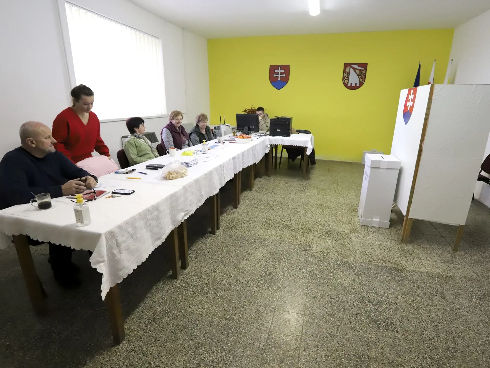 V poradí deviate referendum v histórii Slovenska, ktoré vyhlásila prezidentka SR Zuzana Čaputová s otázkou "Súhlasíte s tým, že predčasné skončenie volebného obdobia Národnej rady Slovenskej republiky je možné uskutočniť referendom alebo uznesením NR SR, a to zmenou Ústavy SR ?" sa v sobotu 21. januára 2023 začalo o 7.00 hodine. Občania môžu hlasovať vo svojom volebnom okrsku alebo v ktoromkoľvek na základe hlasovacieho preukazu do 22.00 h. Referendum bude platné, ak sa ho zúčastní nadpolovičná 