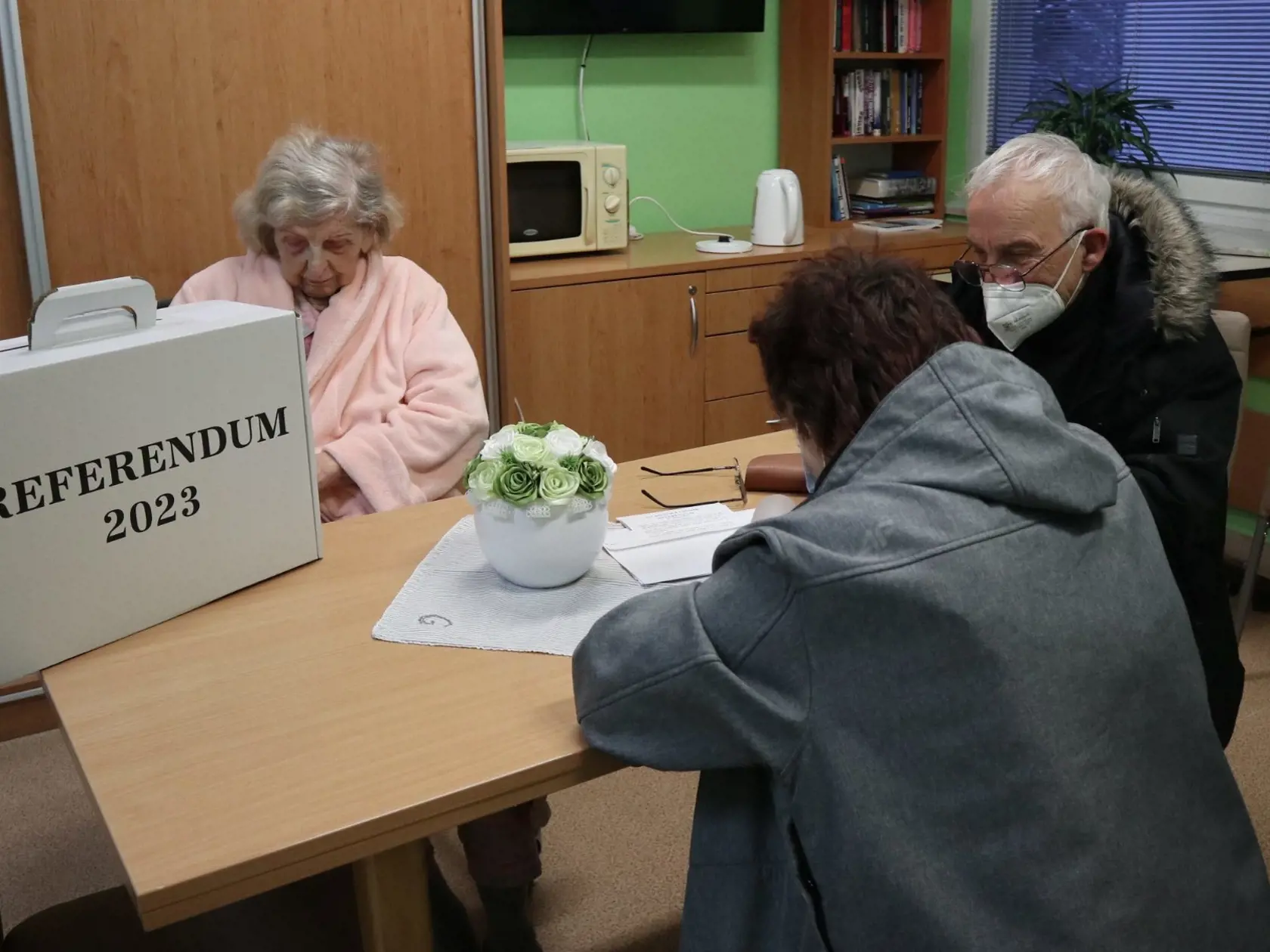 V poradí deviate referendum v histórii Slovenska, ktoré vyhlásila prezidentka SR Zuzana Čaputová s otázkou "Súhlasíte s tým, že predčasné skončenie volebného obdobia Národnej rady Slovenskej republiky je možné uskutočniť referendom alebo uznesením NR SR, a to zmenou Ústavy SR ?" sa v sobotu 21. januára 2023 začalo o 7.00 hodine. Občania môžu hlasovať vo svojom volebnom okrsku alebo v ktoromkoľvek na základe hlasovacieho preukazu do 22.00 h. Referendum bude platné, ak sa ho zúčastní nadpolovičná 