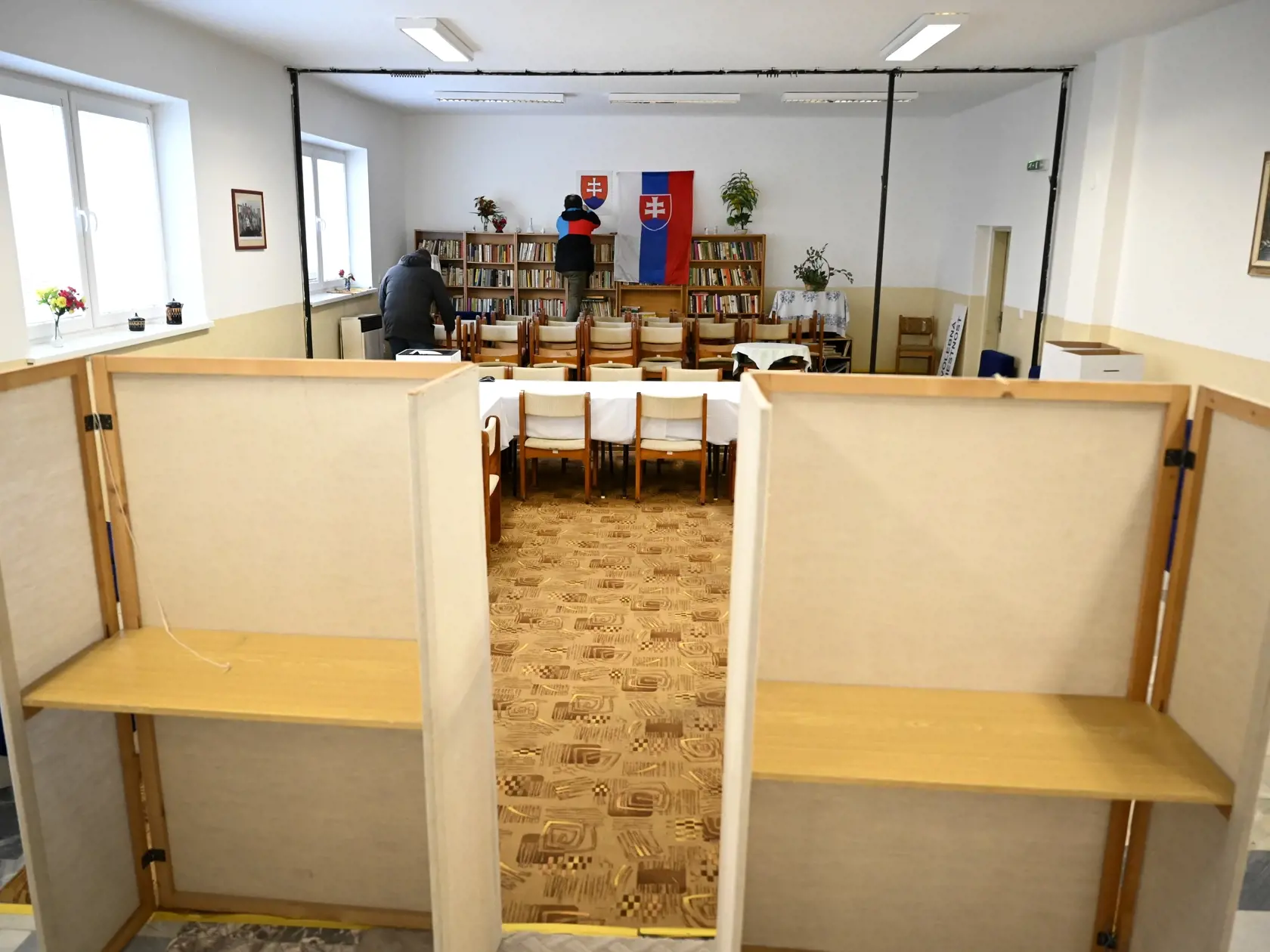 Na snímke príprava miestnosti pre nadchádzajúce referendum, ktoré sa bude konať v sobotu 21. januára 2023 v kultúrnom stredisku v Kubrici v miestnej časti mesta Trenčín 19. januára 2023. FOTO TASR - Radovan Stoklasa