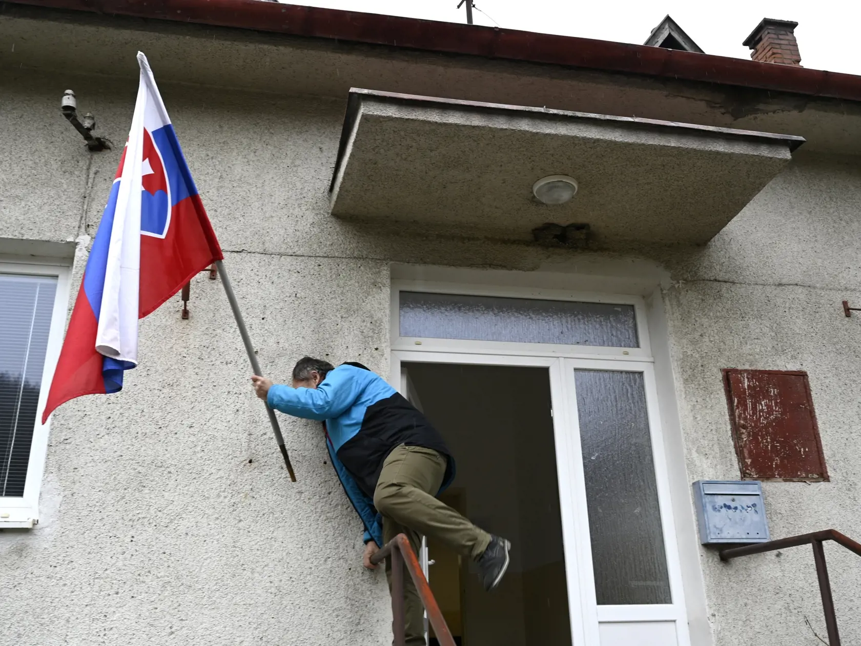 Na snímke príprava miestnosti pre nadchádzajúce referendum, ktoré sa bude konať v sobotu 21. januára 2023 v kultúrnom stredisku v Kubrici v miestnej časti mesta Trenčín 19. januára 2023. FOTO TASR - Radovan Stoklasa