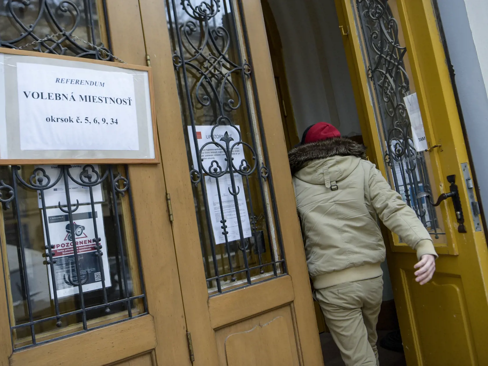 V poradí deviate referendum v histórii Slovenska, ktoré vyhlásila prezidentka SR Zuzana Čaputová s otázkou "Súhlasíte s tým, že predčasné skončenie volebného obdobia Národnej rady Slovenskej republiky je možné uskutočniť referendom alebo uznesením NR SR, a to zmenou Ústavy SR ?" sa v sobotu 21. januára 2023 začalo o 7.00 hodine. Občania môžu hlasovať vo svojom volebnom okrsku alebo v ktoromkoľvek na základe hlasovacieho preukazu do 22.00 h. Referendum bude platné, ak sa ho zúčastní nadpolovičná 