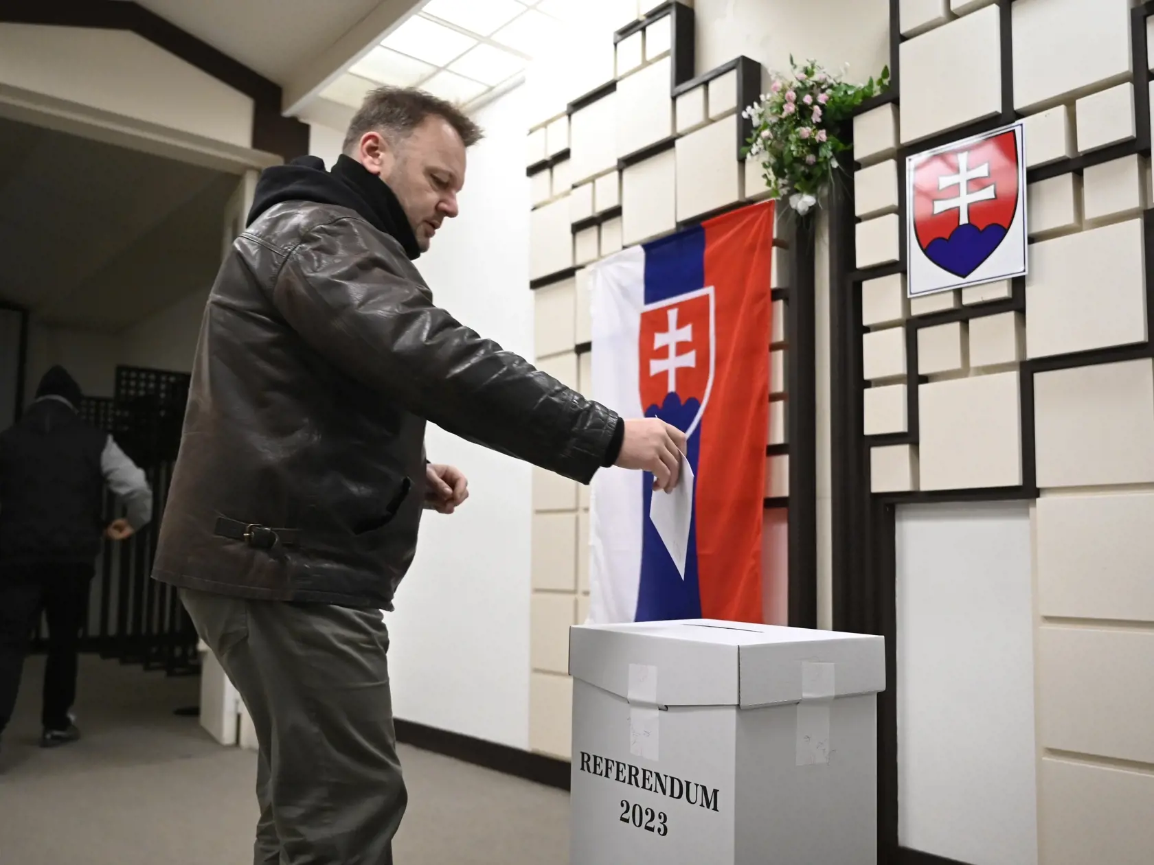 V poradí deviate referendum v histórii Slovenska, ktoré vyhlásila prezidentka SR Zuzana Čaputová s otázkou "Súhlasíte s tým, že predčasné skončenie volebného obdobia Národnej rady Slovenskej republiky je možné uskutočniť referendom alebo uznesením NR SR, a to zmenou Ústavy SR ?" sa v sobotu 21. januára 2023 začalo o 7.00 hodine. Občania môžu hlasovať vo svojom volebnom okrsku alebo v ktoromkoľvek na základe hlasovacieho preukazu do 22.00 h. Referendum bude platné, ak sa ho zúčastní nadpolovičná 