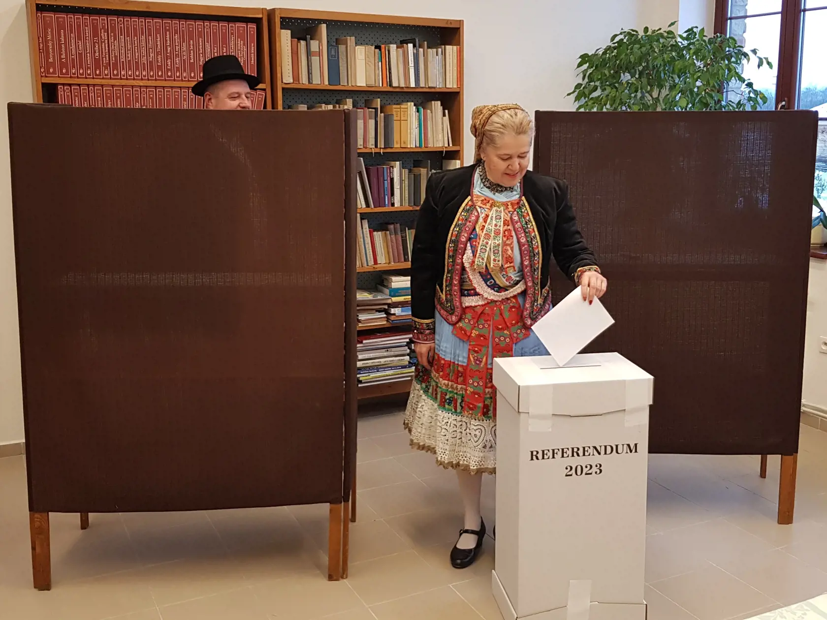V poradí deviate referendum v histórii Slovenska, ktoré vyhlásila prezidentka SR Zuzana Čaputová s otázkou "Súhlasíte s tým, že predčasné skončenie volebného obdobia Národnej rady Slovenskej republiky je možné uskutočniť referendom alebo uznesením NR SR, a to zmenou Ústavy SR ?" sa v sobotu 21. januára 2023 začalo o 7.00 hodine. Občania môžu hlasovať vo svojom volebnom okrsku alebo v ktoromkoľvek na základe hlasovacieho preukazu do 22.00 h. Referendum bude platné, ak sa ho zúčastní nadpolovičná 