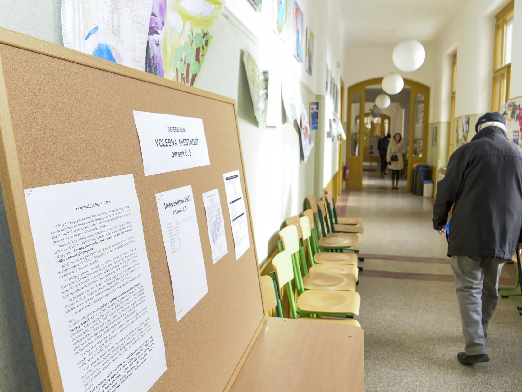 V poradí deviate referendum v histórii Slovenska, ktoré vyhlásila prezidentka SR Zuzana Čaputová s otázkou "Súhlasíte s tým, že predčasné skončenie volebného obdobia Národnej rady Slovenskej republiky je možné uskutočniť referendom alebo uznesením NR SR, a to zmenou Ústavy SR ?" sa v sobotu 21. januára 2023 začalo o 7.00 hodine. Občania môžu hlasovať vo svojom volebnom okrsku alebo v ktoromkoľvek na základe hlasovacieho preukazu do 22.00 h. Referendum bude platné, ak sa ho zúčastní nadpolovičná 