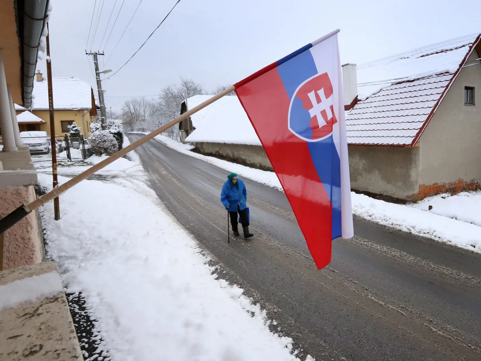 V poradí deviate referendum v histórii Slovenska, ktoré vyhlásila prezidentka SR Zuzana Čaputová s otázkou "Súhlasíte s tým, že predčasné skončenie volebného obdobia Národnej rady Slovenskej republiky je možné uskutočniť referendom alebo uznesením NR SR, a to zmenou Ústavy SR ?" sa v sobotu 21. januára 2023 začalo o 7.00 hodine. Občania môžu hlasovať vo svojom volebnom okrsku alebo v ktoromkoľvek na základe hlasovacieho preukazu do 22.00 h. Referendum bude platné, ak sa ho zúčastní nadpolovičná 