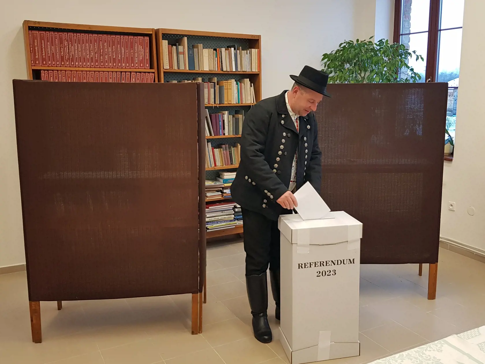 V poradí deviate referendum v histórii Slovenska, ktoré vyhlásila prezidentka SR Zuzana Čaputová s otázkou "Súhlasíte s tým, že predčasné skončenie volebného obdobia Národnej rady Slovenskej republiky je možné uskutočniť referendom alebo uznesením NR SR, a to zmenou Ústavy SR ?" sa v sobotu 21. januára 2023 začalo o 7.00 hodine. Občania môžu hlasovať vo svojom volebnom okrsku alebo v ktoromkoľvek na základe hlasovacieho preukazu do 22.00 h. Referendum bude platné, ak sa ho zúčastní nadpolovičná 