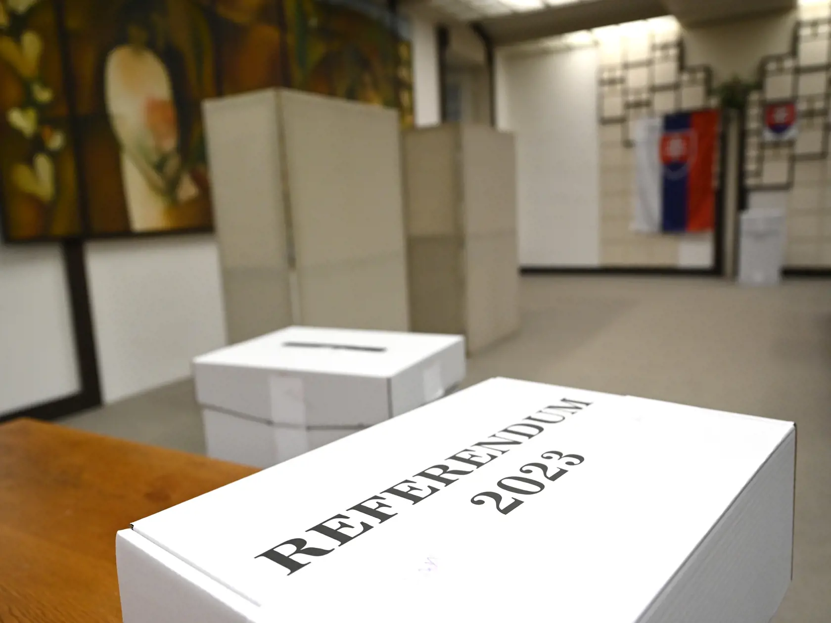 V poradí deviate referendum v histórii Slovenska, ktoré vyhlásila prezidentka SR Zuzana Čaputová s otázkou "Súhlasíte s tým, že predčasné skončenie volebného obdobia Národnej rady Slovenskej republiky je možné uskutočniť referendom alebo uznesením NR SR, a to zmenou Ústavy SR ?" sa v sobotu 21. januára 2023 začalo o 7.00 hodine. Občania môžu hlasovať vo svojom volebnom okrsku alebo v ktoromkoľvek na základe hlasovacieho preukazu do 22.00 h. Referendum bude platné, ak sa ho zúčastní nadpolovičná 