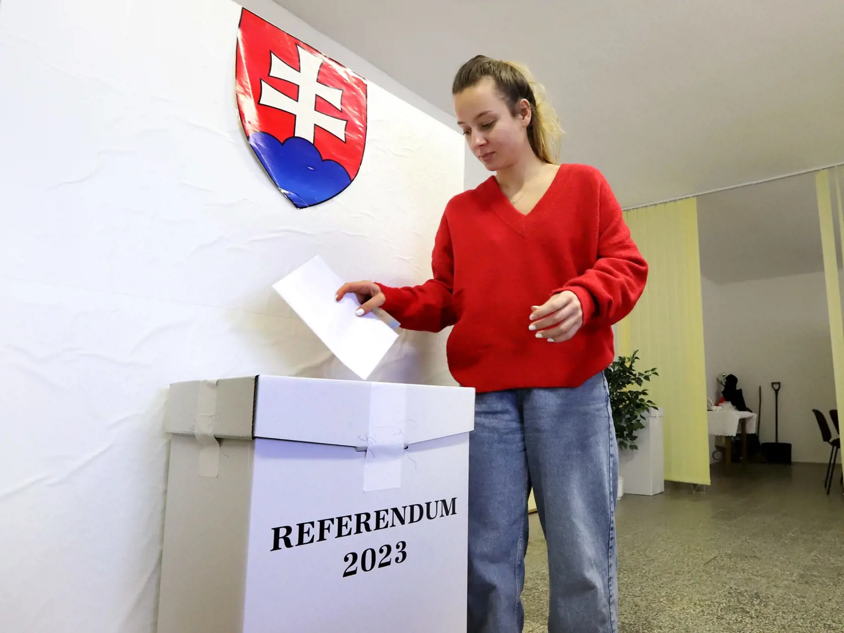 V poradí deviate referendum v histórii Slovenska, ktoré vyhlásila prezidentka SR Zuzana Čaputová s otázkou "Súhlasíte s tým, že predčasné skončenie volebného obdobia Národnej rady Slovenskej republiky je možné uskutočniť referendom alebo uznesením NR SR, a to zmenou Ústavy SR ?" sa v sobotu 21. januára 2023 začalo o 7.00 hodine. Občania môžu hlasovať vo svojom volebnom okrsku alebo v ktoromkoľvek na základe hlasovacieho preukazu do 22.00 h. Referendum bude platné, ak sa ho zúčastní nadpolovičná 