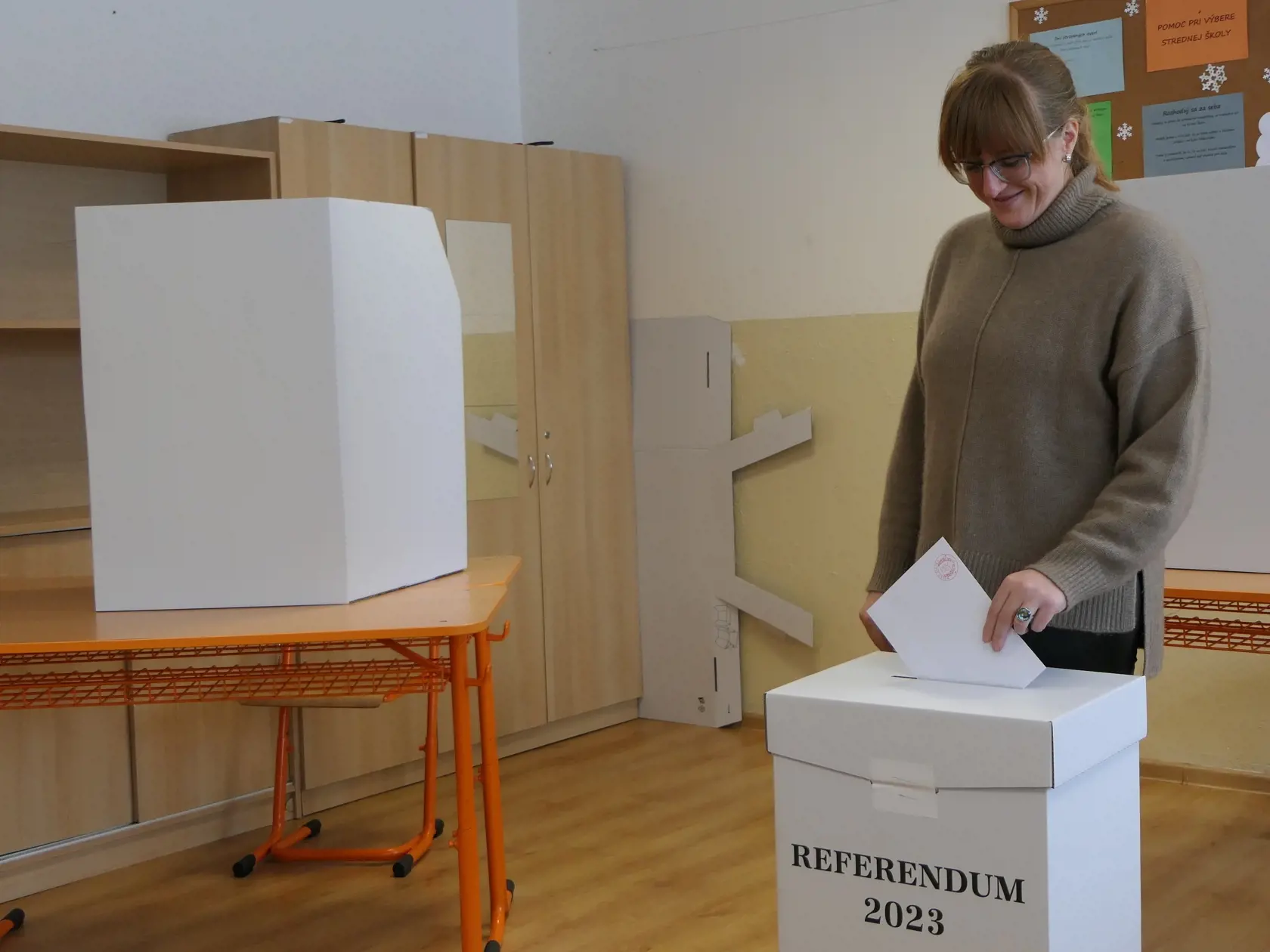 V poradí deviate referendum v histórii Slovenska, ktoré vyhlásila prezidentka SR Zuzana Čaputová s otázkou "Súhlasíte s tým, že predčasné skončenie volebného obdobia Národnej rady Slovenskej republiky je možné uskutočniť referendom alebo uznesením NR SR, a to zmenou Ústavy SR ?" sa v sobotu 21. januára 2023 začalo o 7.00 hodine. Občania môžu hlasovať vo svojom volebnom okrsku alebo v ktoromkoľvek na základe hlasovacieho preukazu do 22.00 h. Referendum bude platné, ak sa ho zúčastní nadpolovičná 