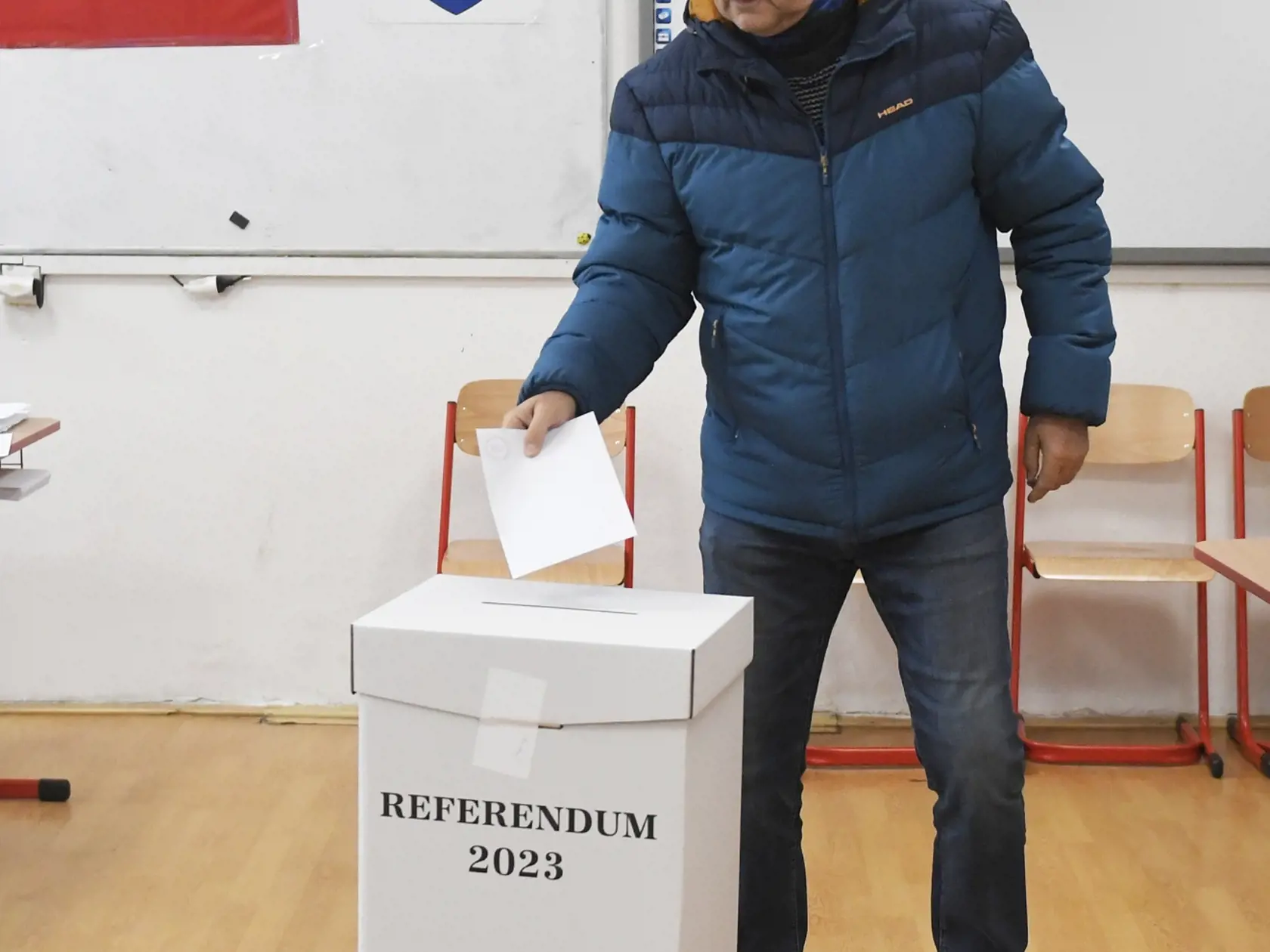 V poradí deviate referendum v histórii Slovenska, ktoré vyhlásila prezidentka SR Zuzana Čaputová s otázkou "Súhlasíte s tým, že predčasné skončenie volebného obdobia Národnej rady Slovenskej republiky je možné uskutočniť referendom alebo uznesením NR SR, a to zmenou Ústavy SR ?" sa v sobotu 21. januára 2023 začalo o 7.00 hodine. Občania môžu hlasovať vo svojom volebnom okrsku alebo v ktoromkoľvek na základe hlasovacieho preukazu do 22.00 h. Referendum bude platné, ak sa ho zúčastní nadpolovičná 