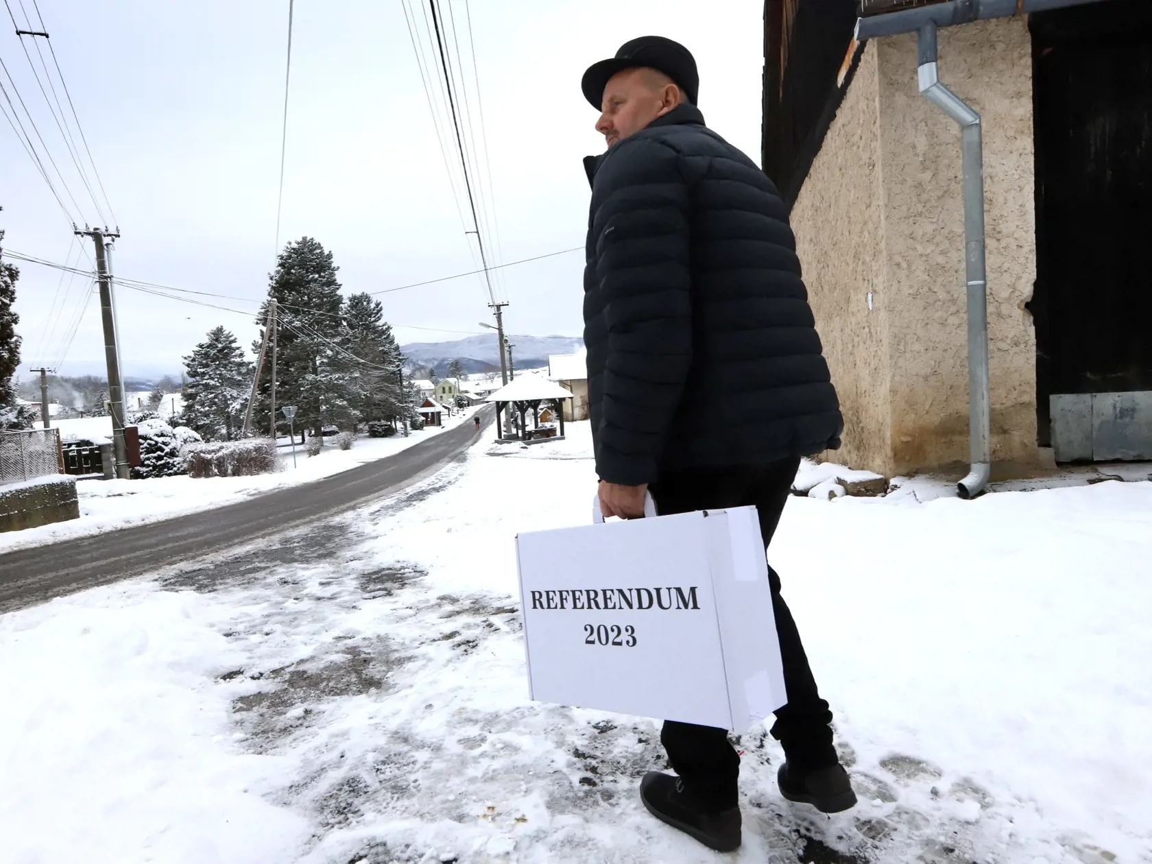 V poradí deviate referendum v histórii Slovenska, ktoré vyhlásila prezidentka SR Zuzana Čaputová s otázkou "Súhlasíte s tým, že predčasné skončenie volebného obdobia Národnej rady Slovenskej republiky je možné uskutočniť referendom alebo uznesením NR SR, a to zmenou Ústavy SR ?" sa v sobotu 21. januára 2023 začalo o 7.00 hodine. Občania môžu hlasovať vo svojom volebnom okrsku alebo v ktoromkoľvek na základe hlasovacieho preukazu do 22.00 h. Referendum bude platné, ak sa ho zúčastní nadpolovičná 