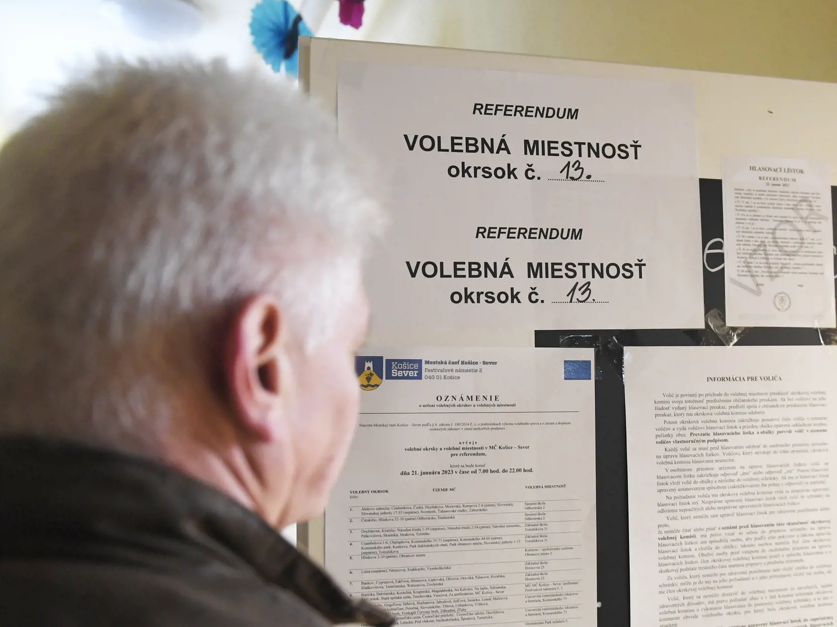 V poradí deviate referendum v histórii Slovenska, ktoré vyhlásila prezidentka SR Zuzana Čaputová s otázkou "Súhlasíte s tým, že predčasné skončenie volebného obdobia Národnej rady Slovenskej republiky je možné uskutočniť referendom alebo uznesením NR SR, a to zmenou Ústavy SR ?" sa v sobotu 21. januára 2023 začalo o 7.00 hodine. Občania môžu hlasovať vo svojom volebnom okrsku alebo v ktoromkoľvek na základe hlasovacieho preukazu do 22.00 h. Referendum bude platné, ak sa ho zúčastní nadpolovičná 